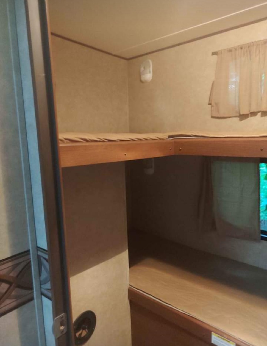 Bunk House . Crossroads RV Zinger 2014