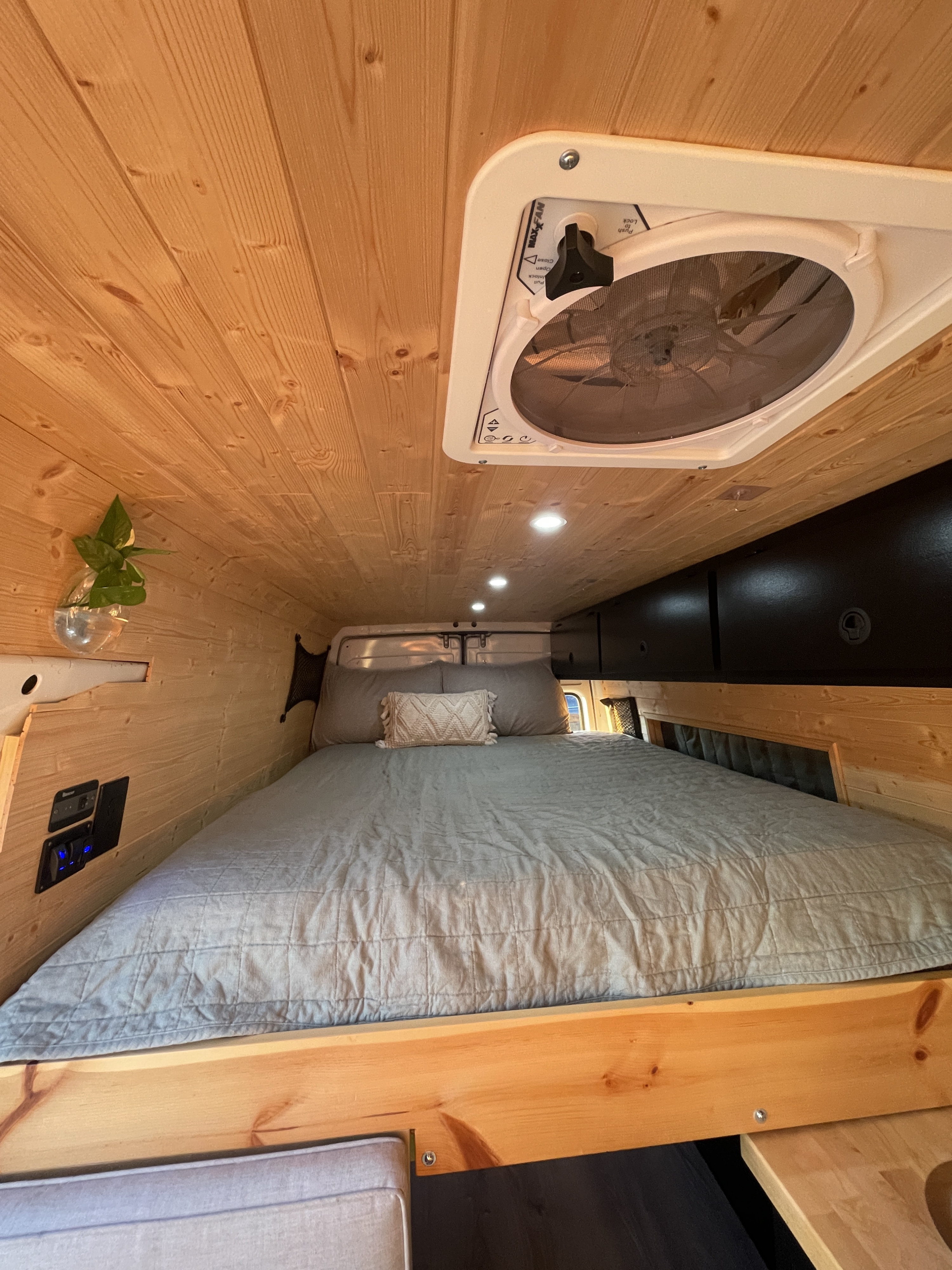Overhead LED lights. Real Queen sized mattress with a memory foam topper! Cargo nets on each side give you easy bedside storage. Mercedes Sprinter (T1N) 2002