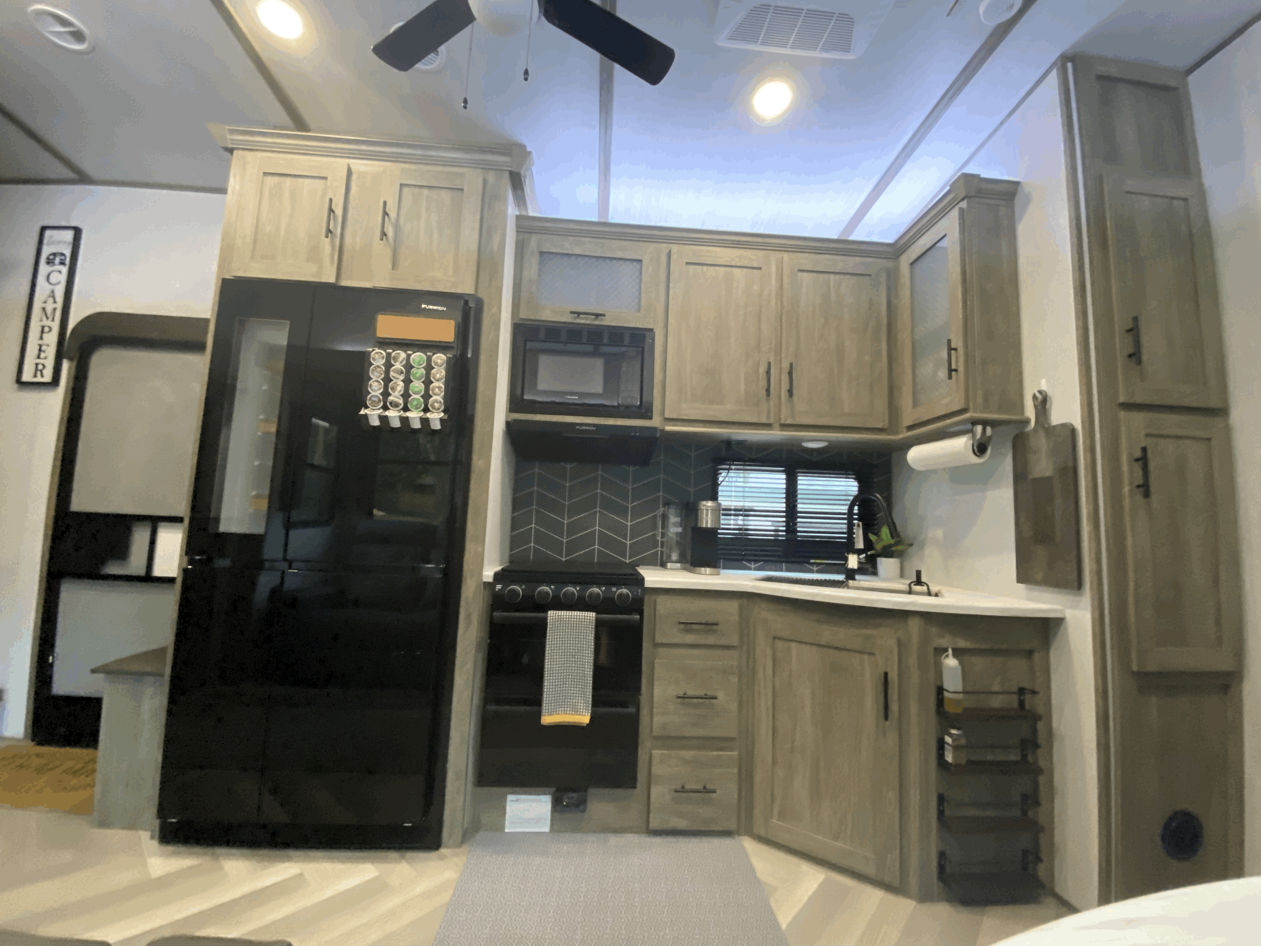 Fifth-wheel RV Rental 