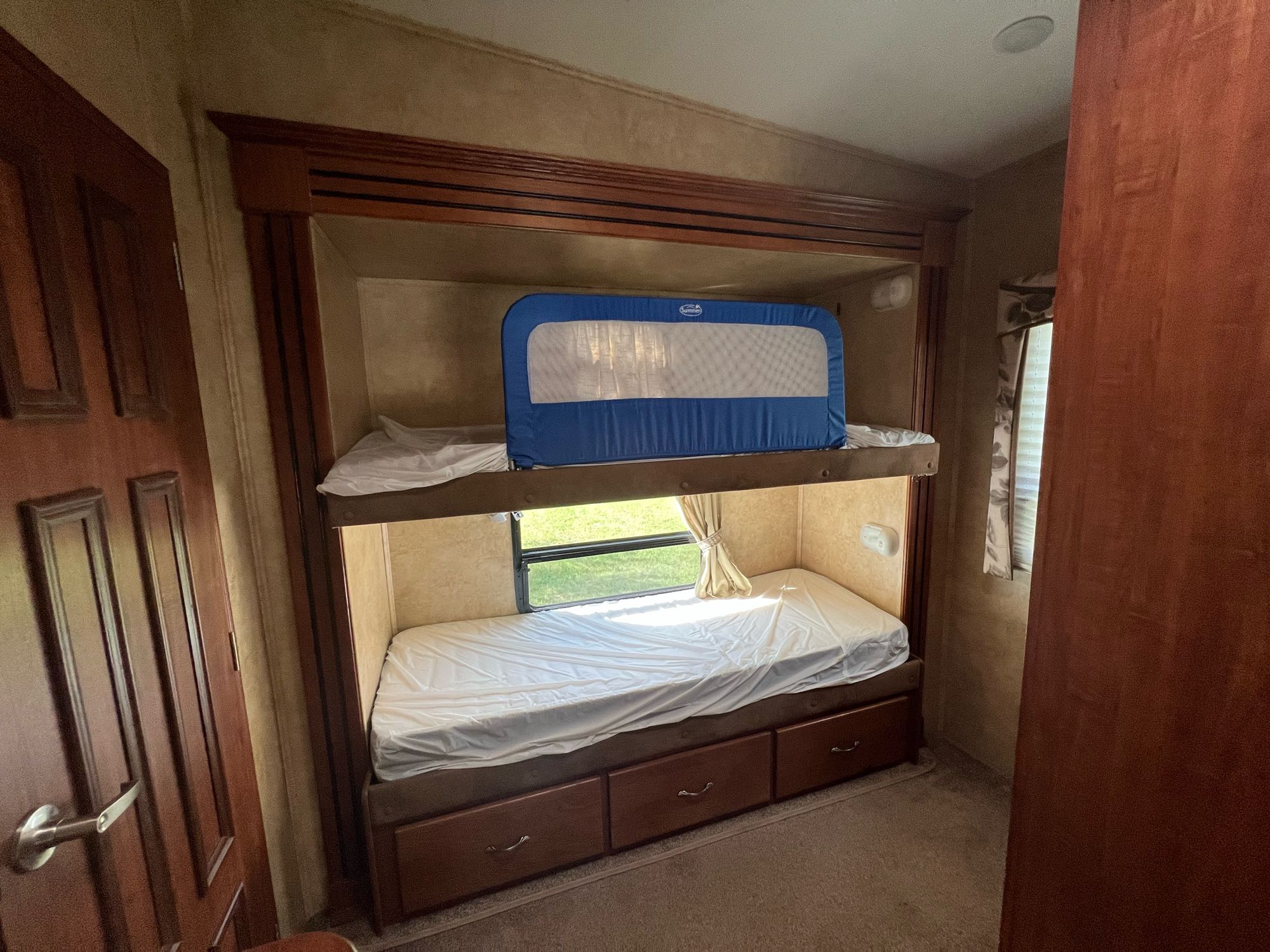 RV rental bunk beds: cozy travel trailer bedroom with safety rail and storage.. Jayco Eagle 2011