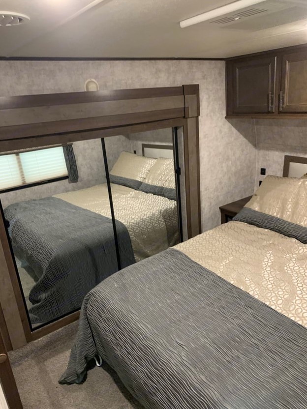 Master bedroom with king size bed.. Highland Ridge RV Roamer 2017