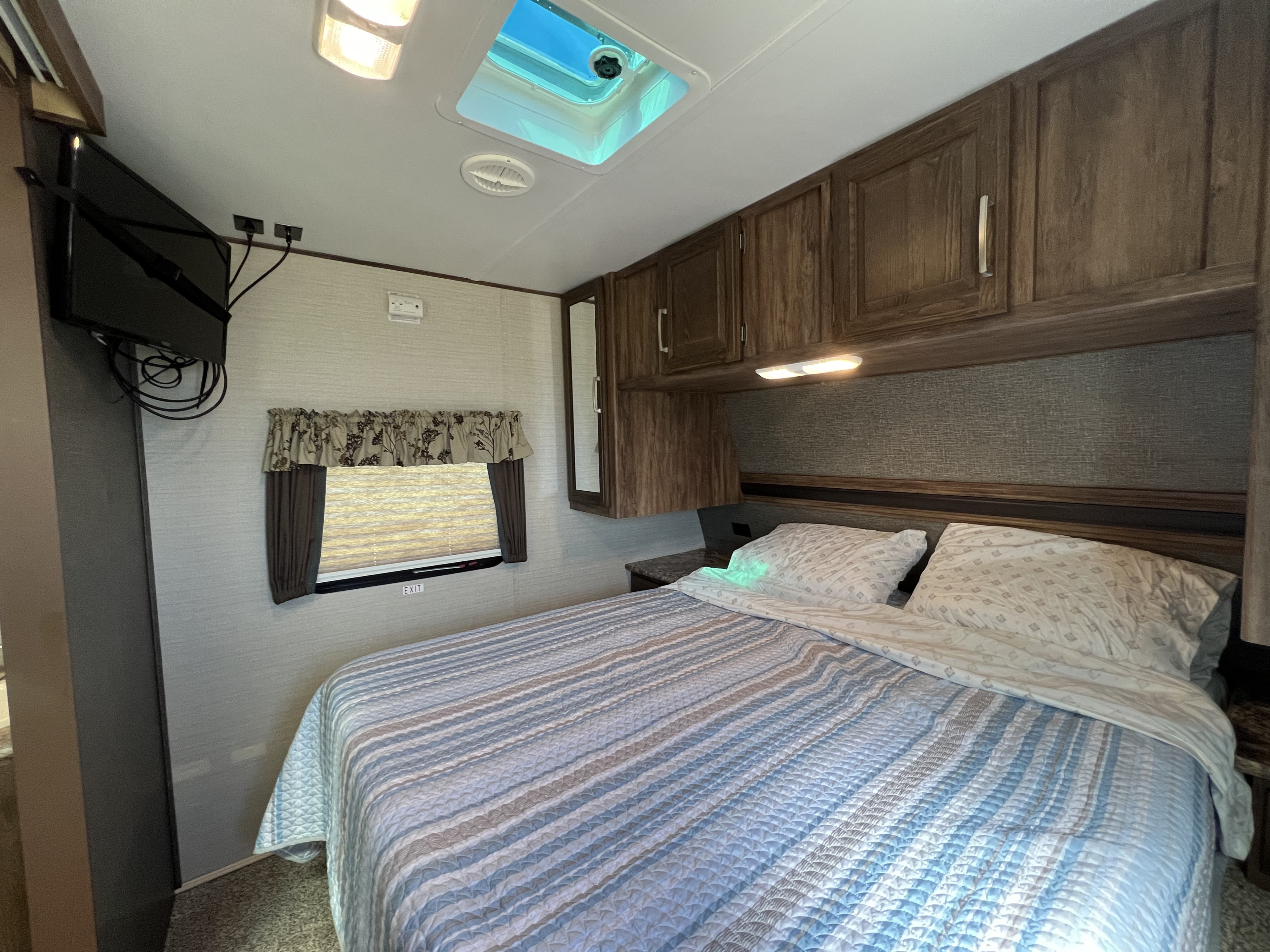 Queen size bed, with a Tempur-pedic memory mattress! . Keystone RV Cougar X-Lite 2016