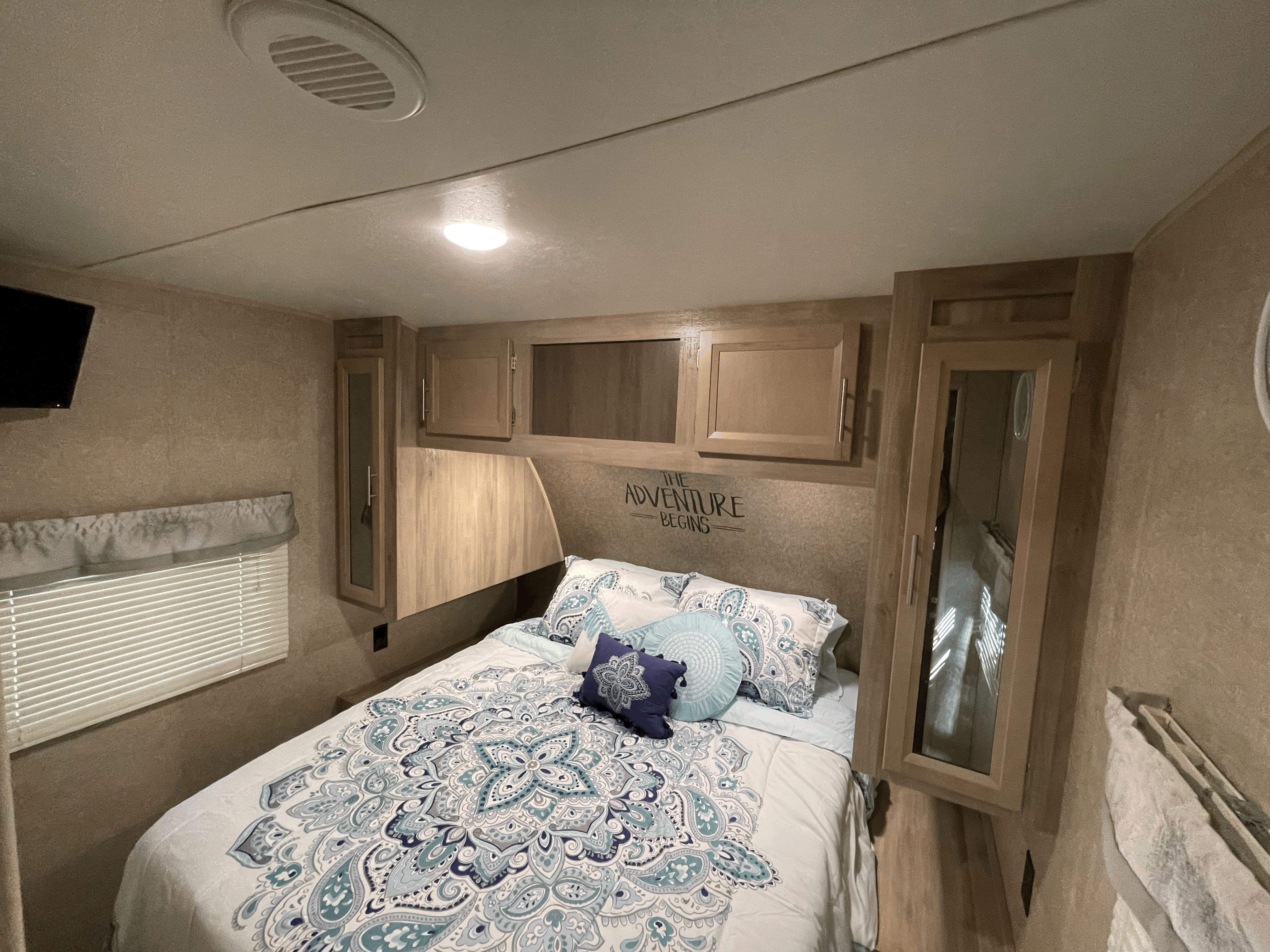 Private master with Queen size bed, TV, closets and huge nightstands.. Forest River Coachmen Catalina Legacy 2019