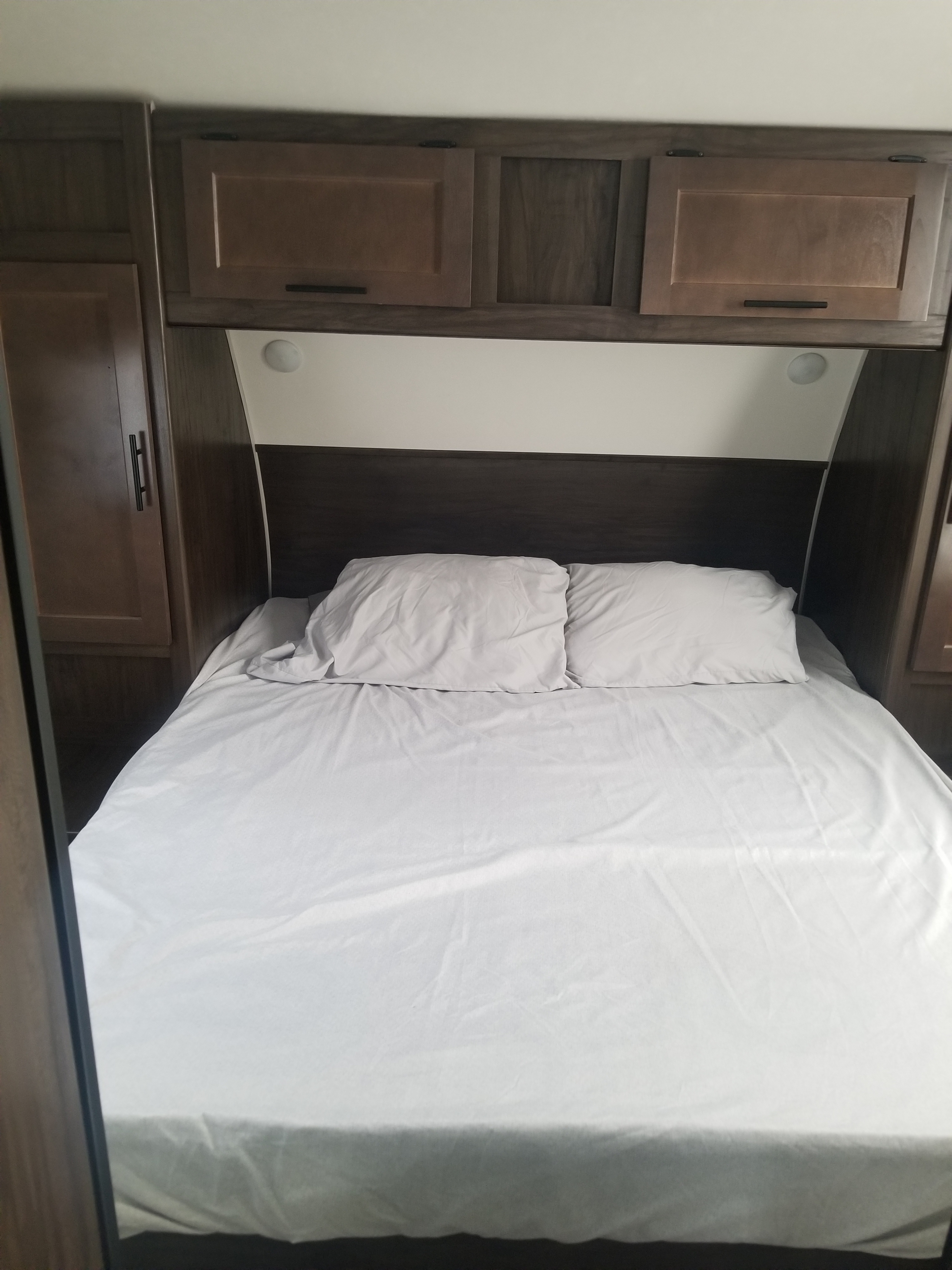 Queen size bed. Forest River Cherokee Grey Wolf 2020