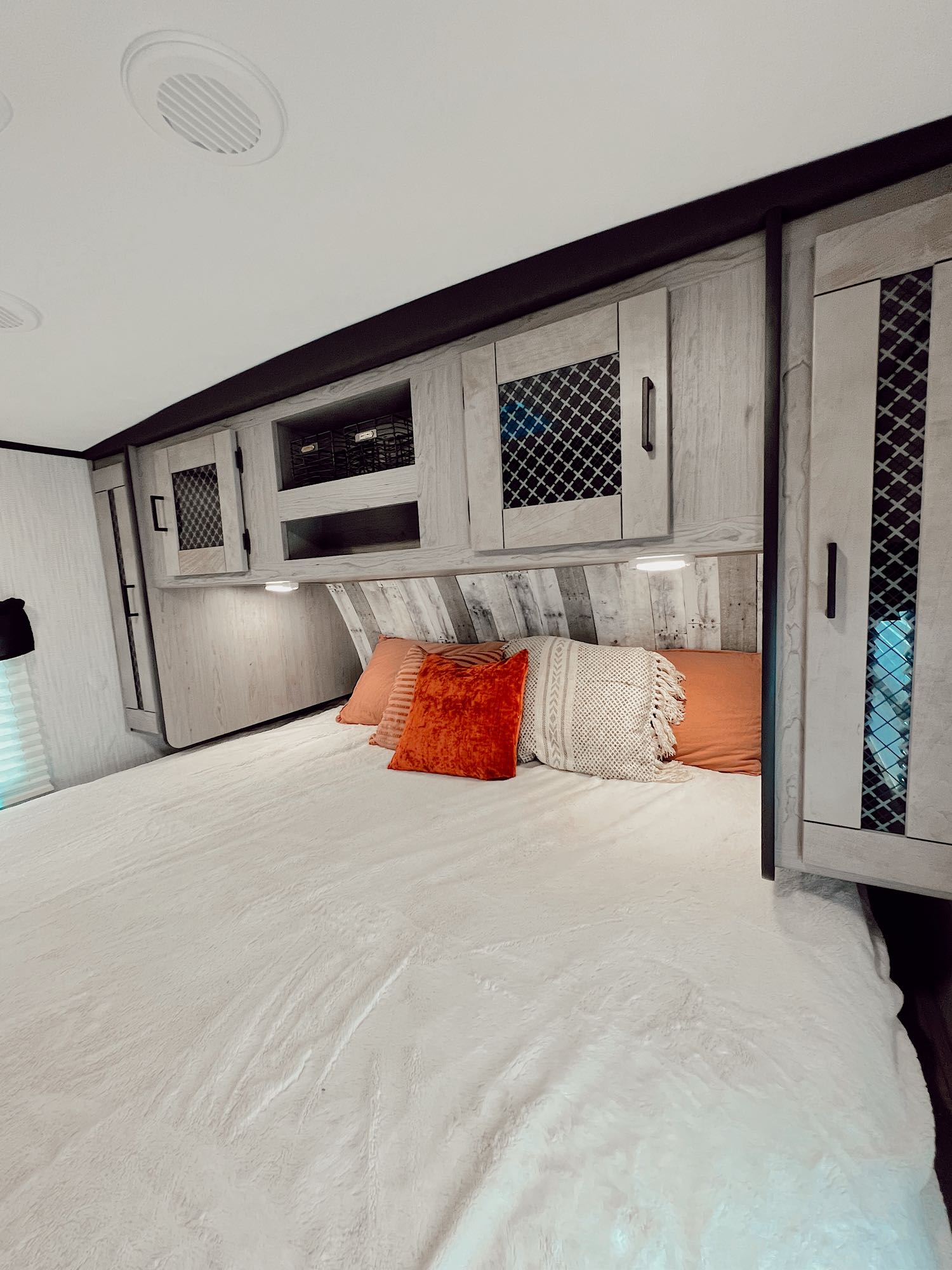 King size bed with luxury mattress. Private bedroom divided by door. Clothing hanger racks. Overhead and lower storage. Updated interior walls. . Heartland RVs Mallard 2021