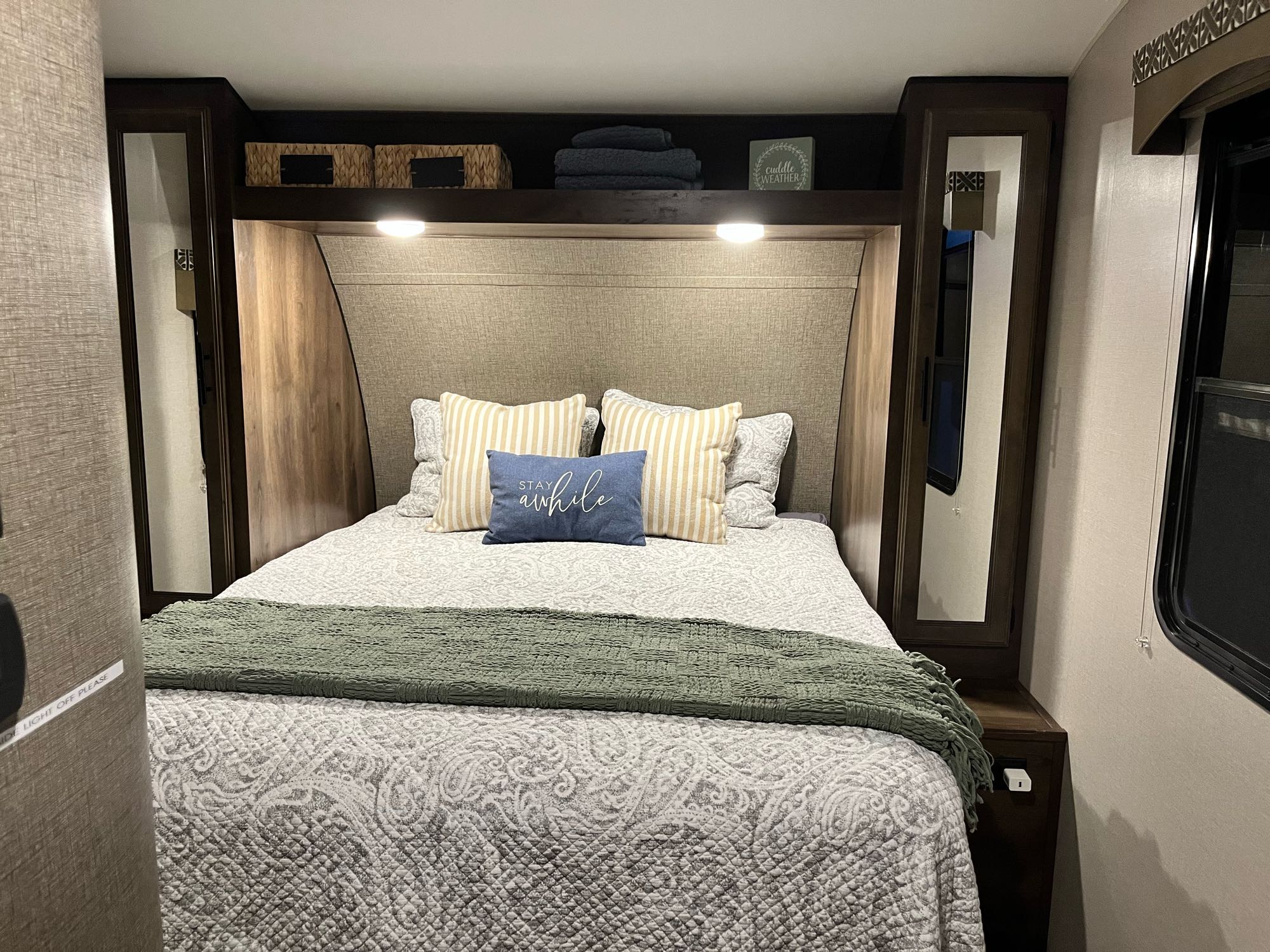Master Bed, queen size, some bedding included, two closets and underbed storage. . KZ Connect Lite 2018