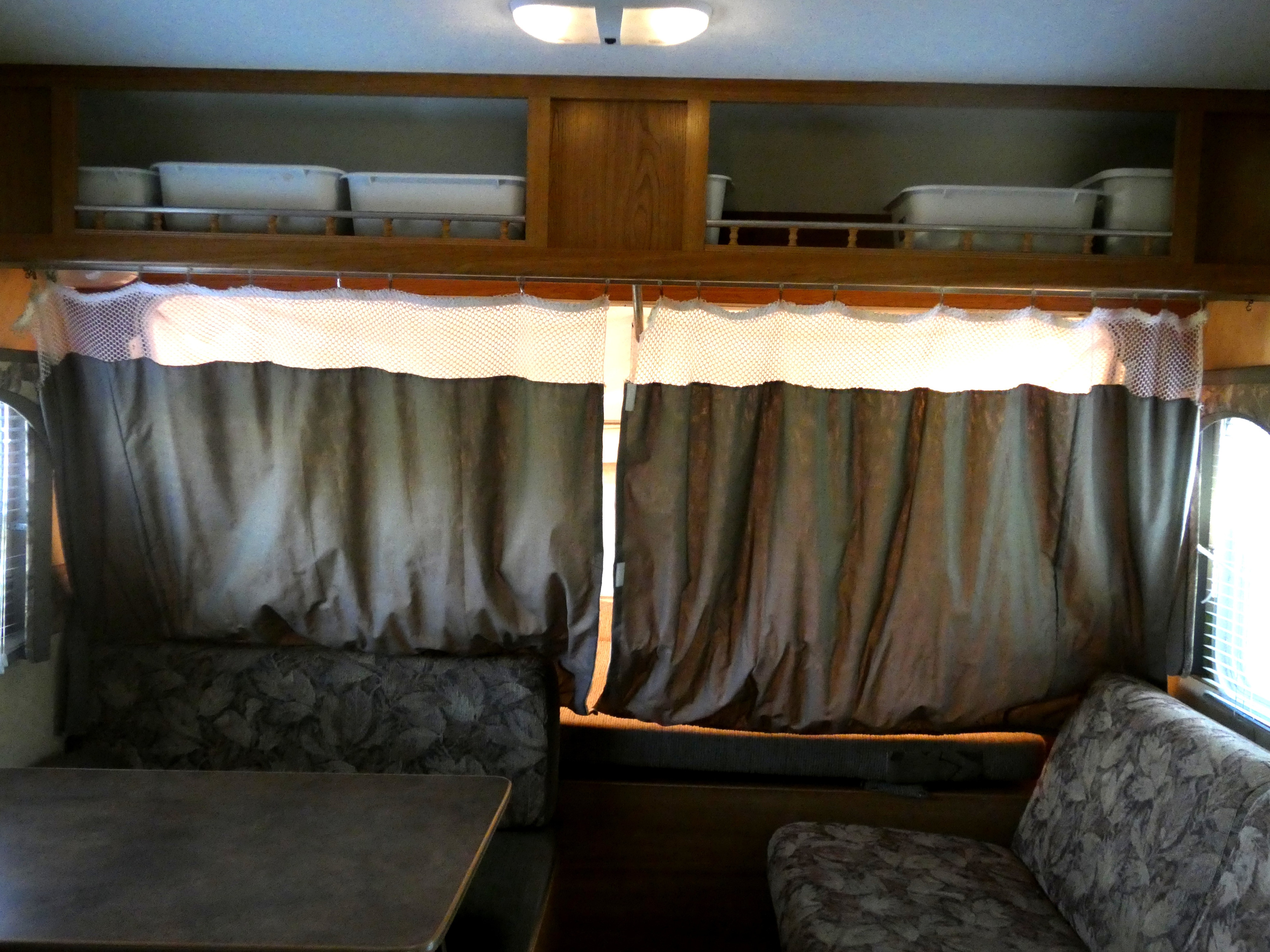 Privacy curtains drawn. Storage bins above for easy access.. R-Vision Trail-Lite Trail-Cruiser 2007