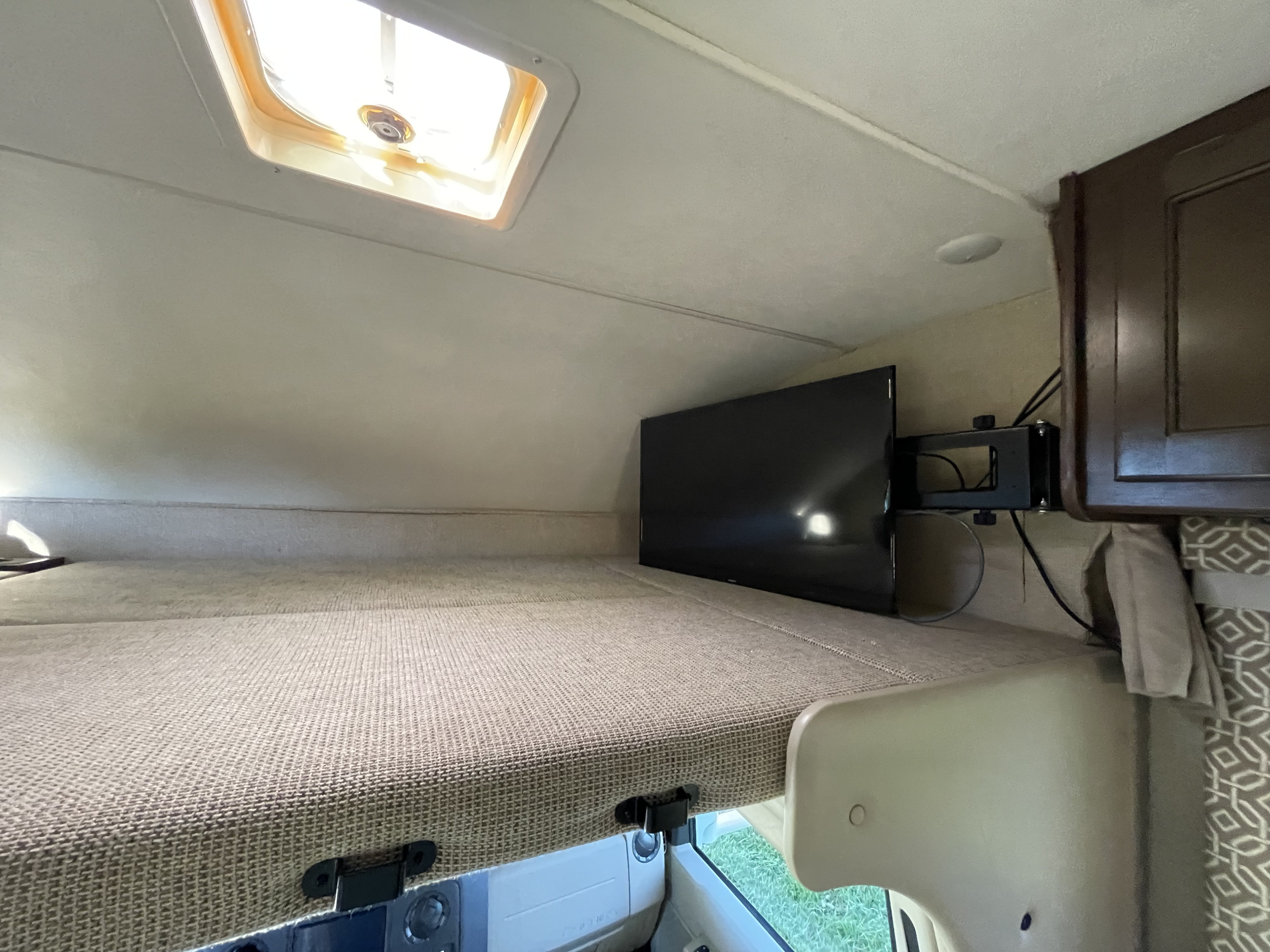 Over cab full size bed with swivel tv . Thor Freedom Elite 2017