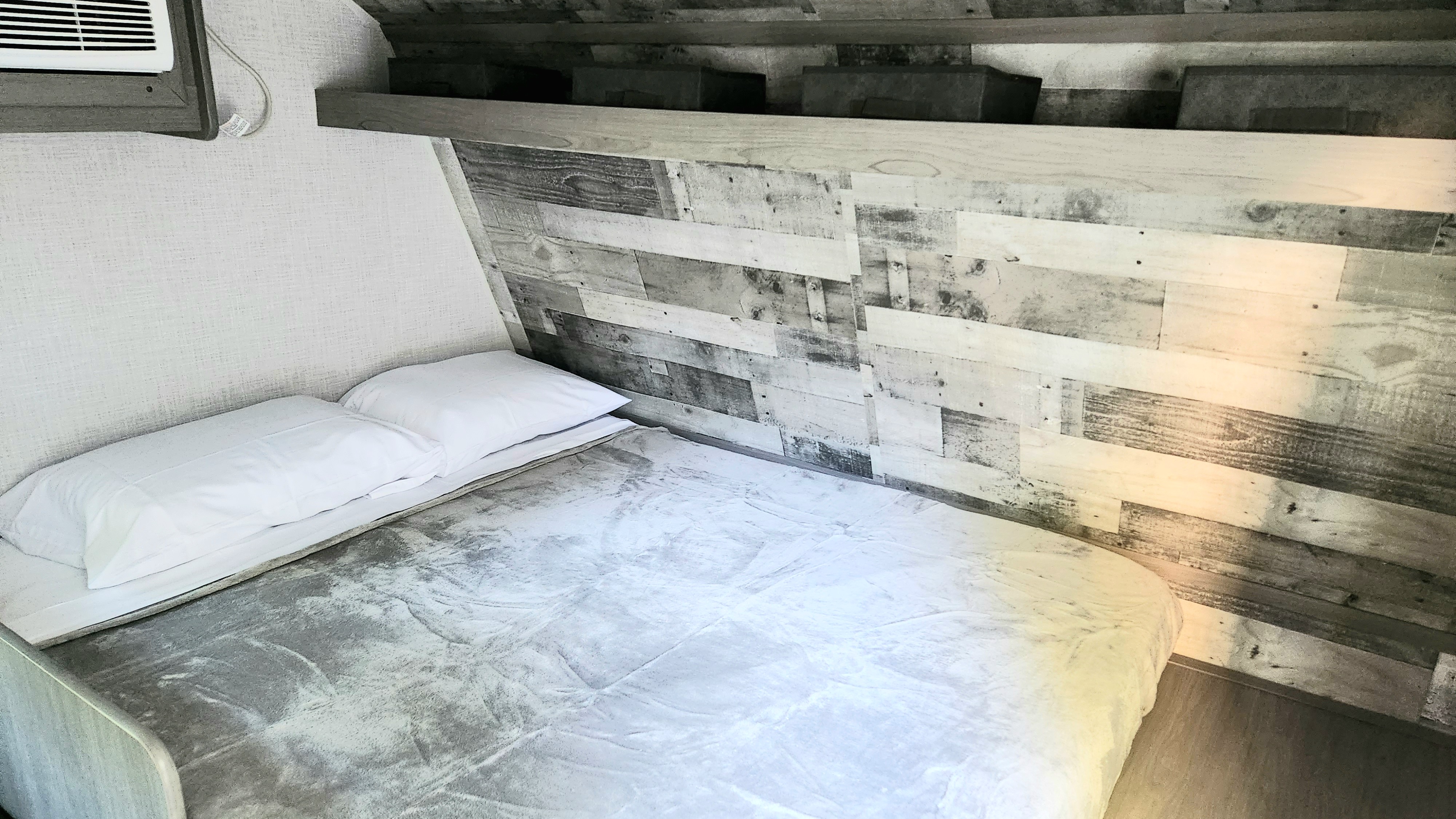 Queen bed. Sleep like a baby!. Dutchman Coleman 17b 2023