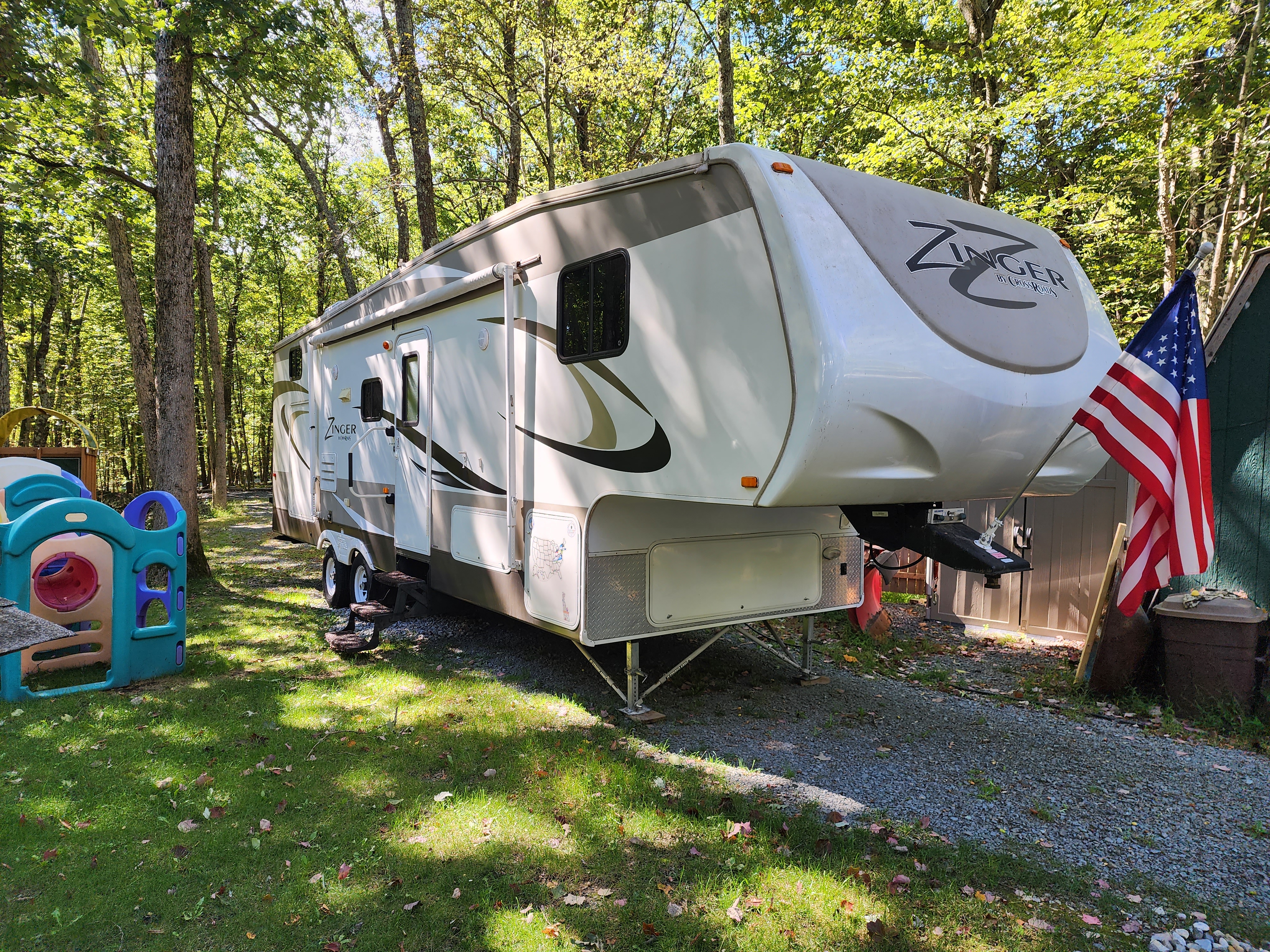 Picture of 2013 Crossroads RV Zinger