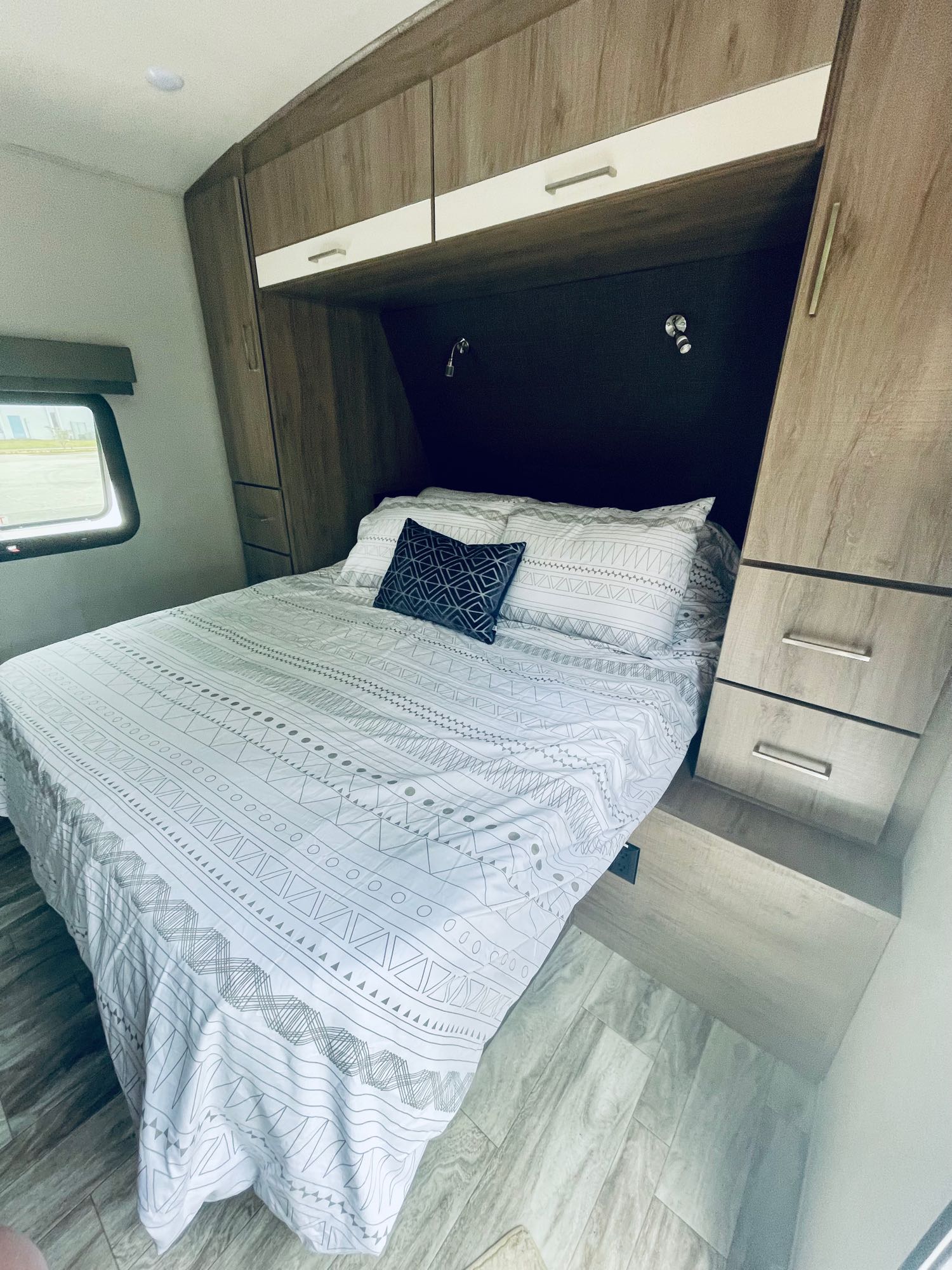 Queen bed with upgraded foam cooling mattress . Grand Design Other 2022