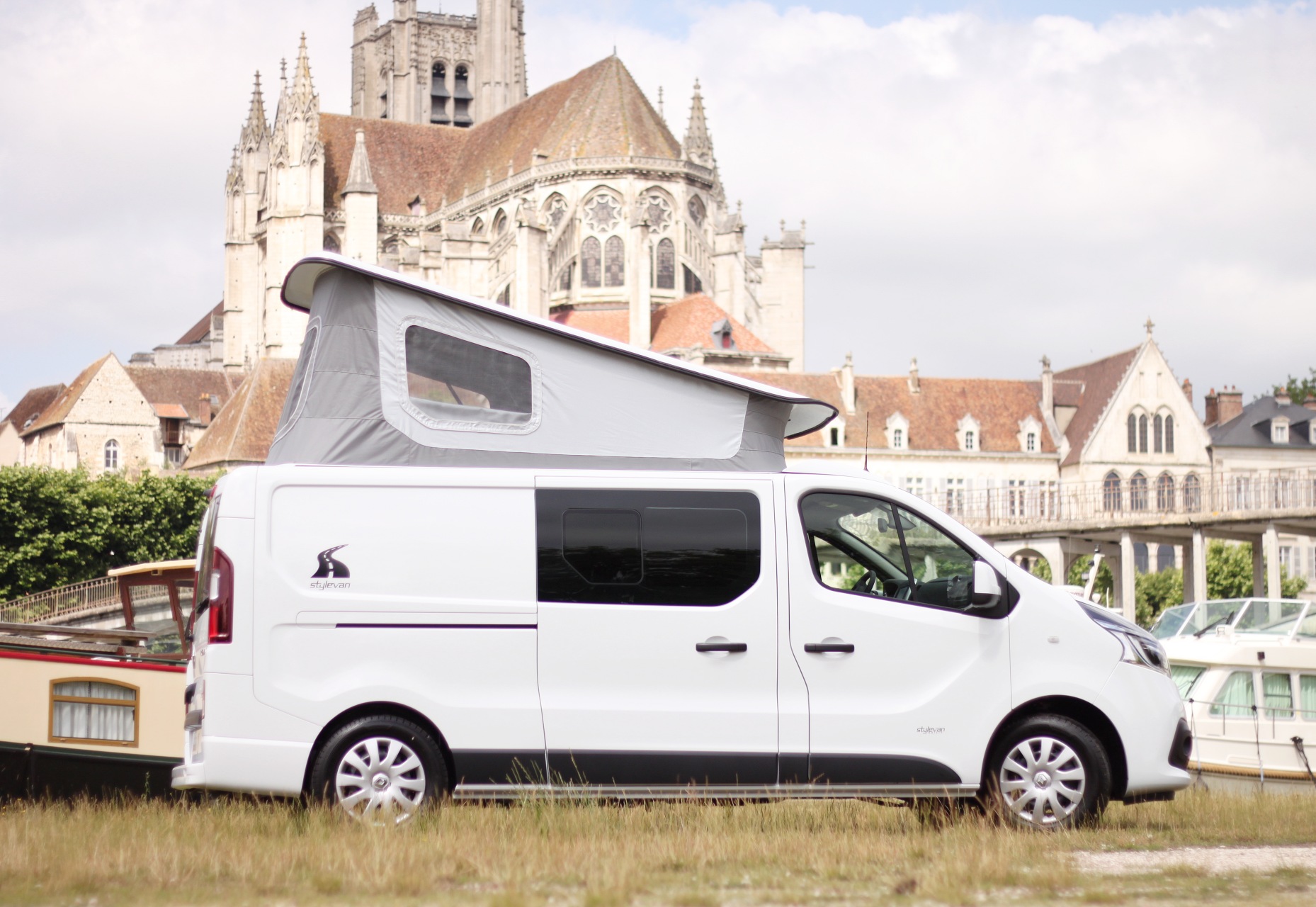 Photos 2023 Renault Trafic Stylevan Austral V Camper van Rental in Polienas Outdoorsy