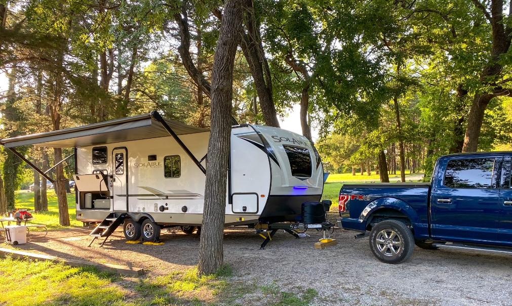 2021 Palomino Solaire w/ king bed, keurig & bunkbeds