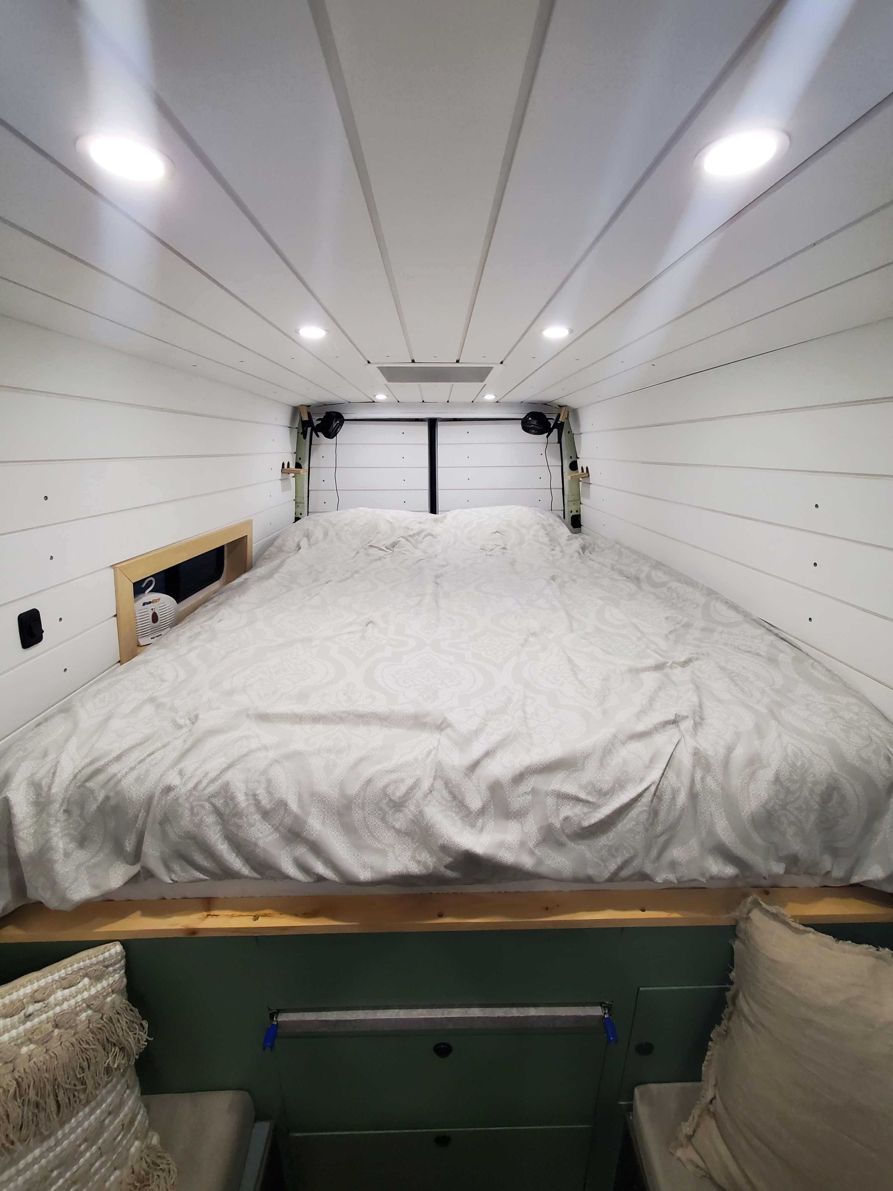 QUEEN sized bed. Mercedes-Benz Sprinter 2015