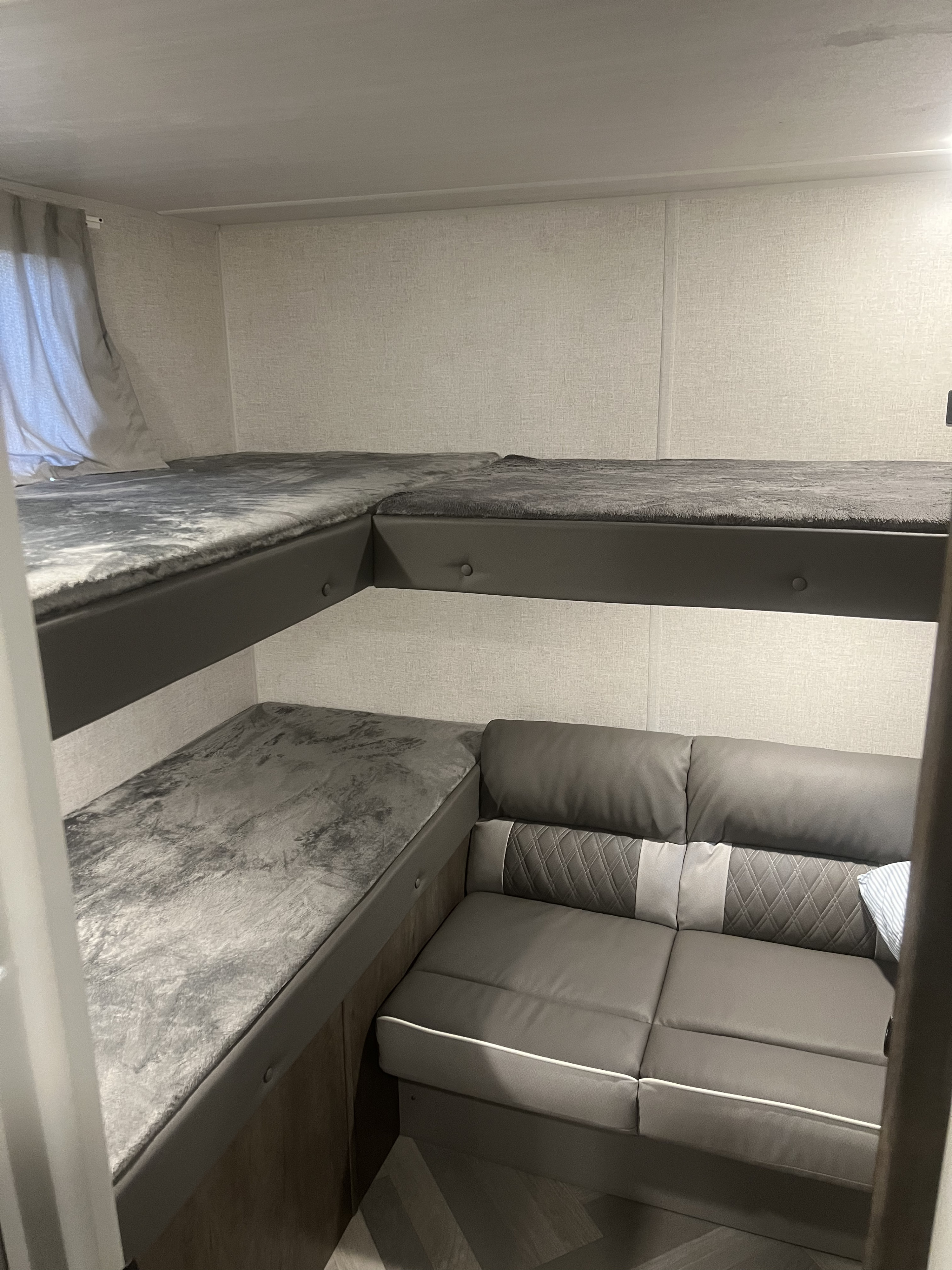 Bunk room. Forest River Wildwood X-Lite 2021