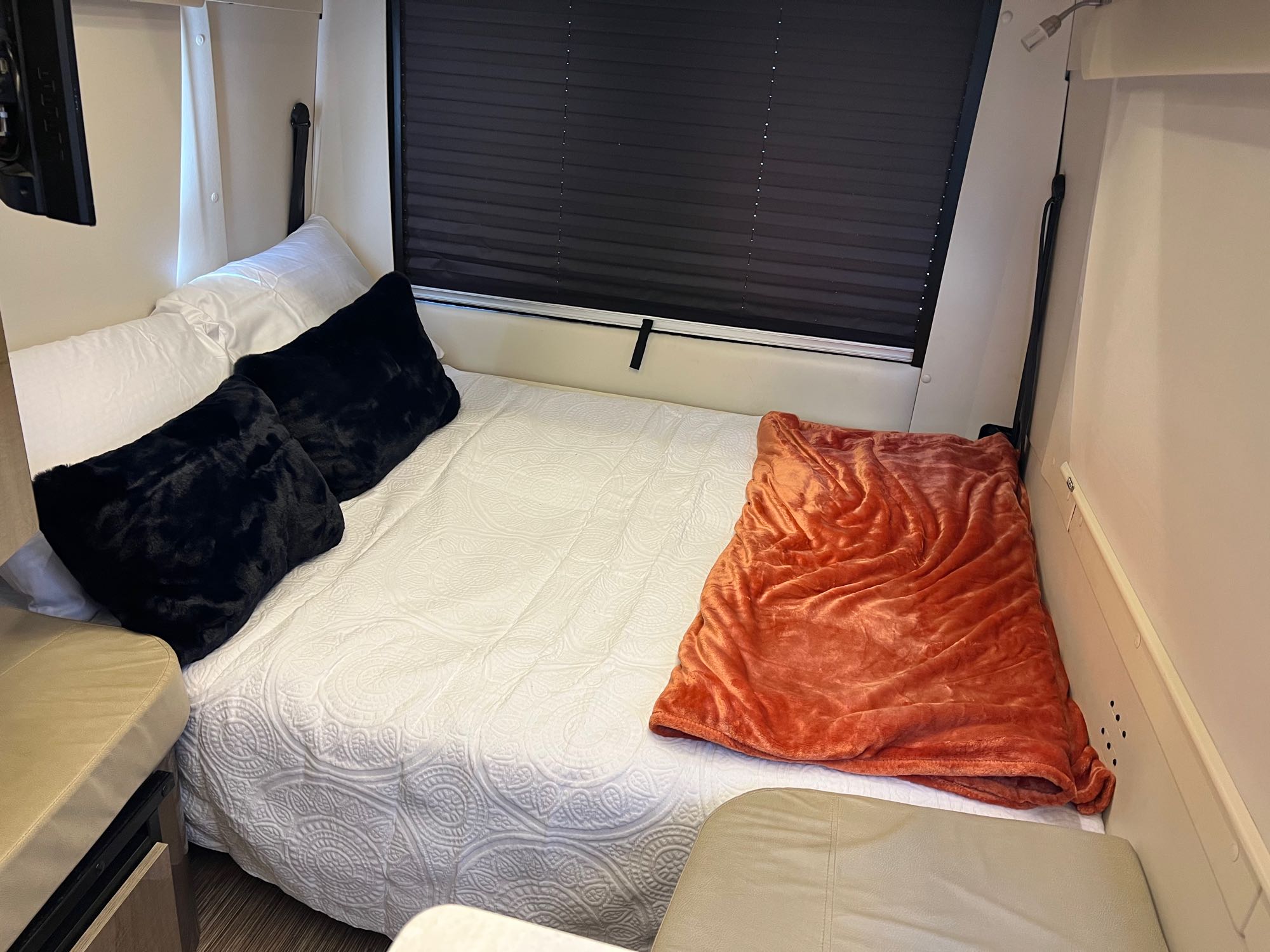 Queen size bed. Winnebago Other 2016