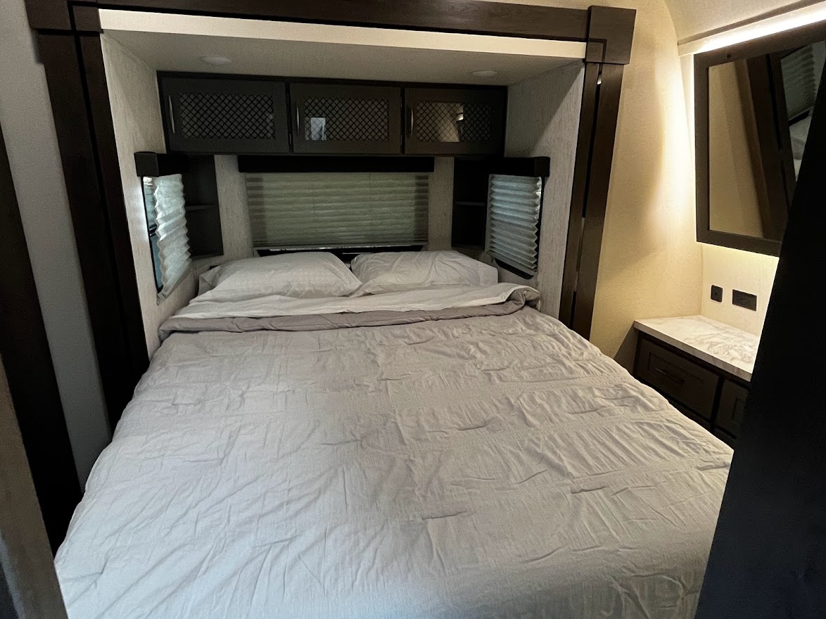 Master bedroom. Grand Design Momentum 2021