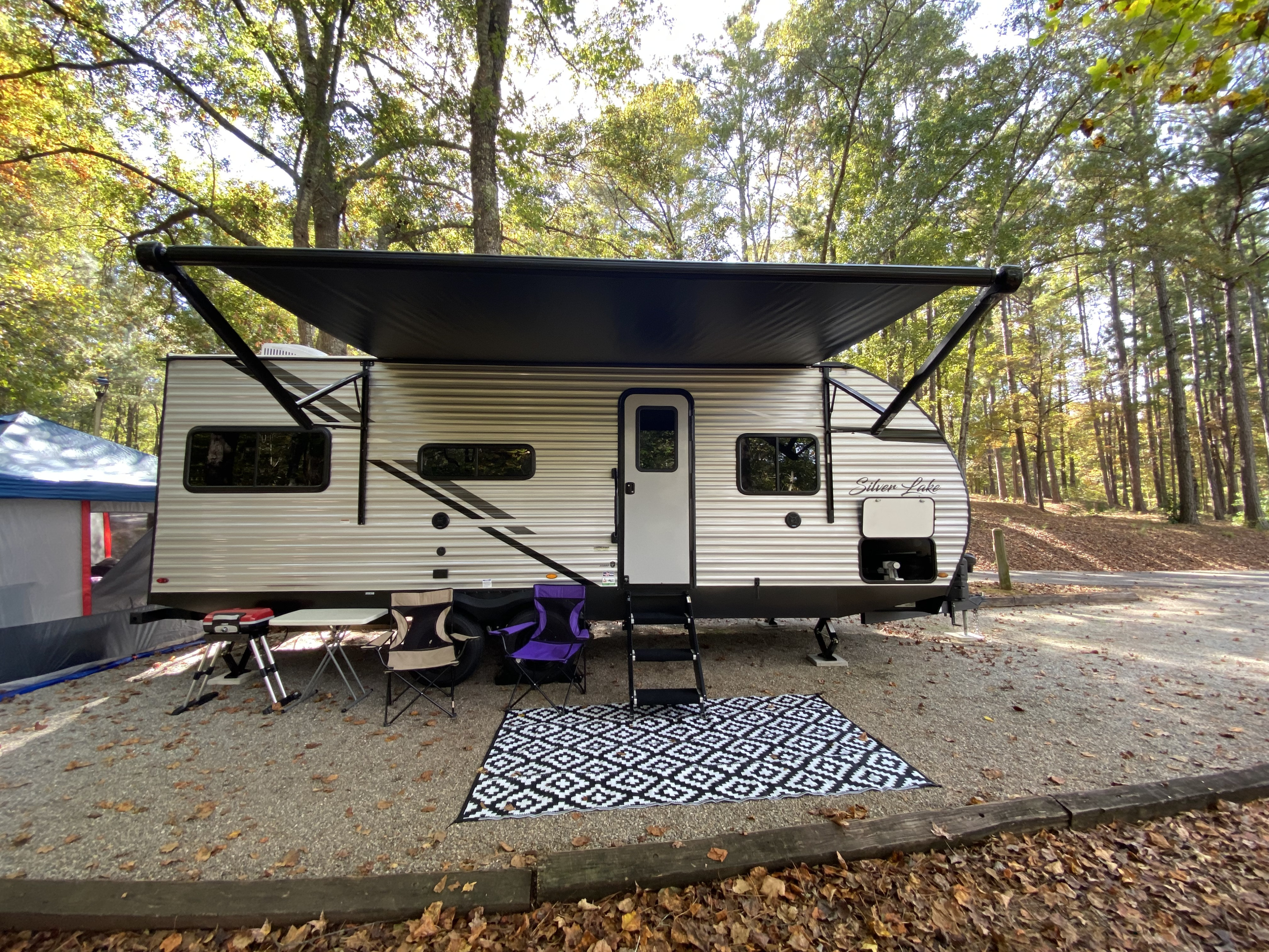 Cozy Couples Camper 2022 East to West Silver Lake