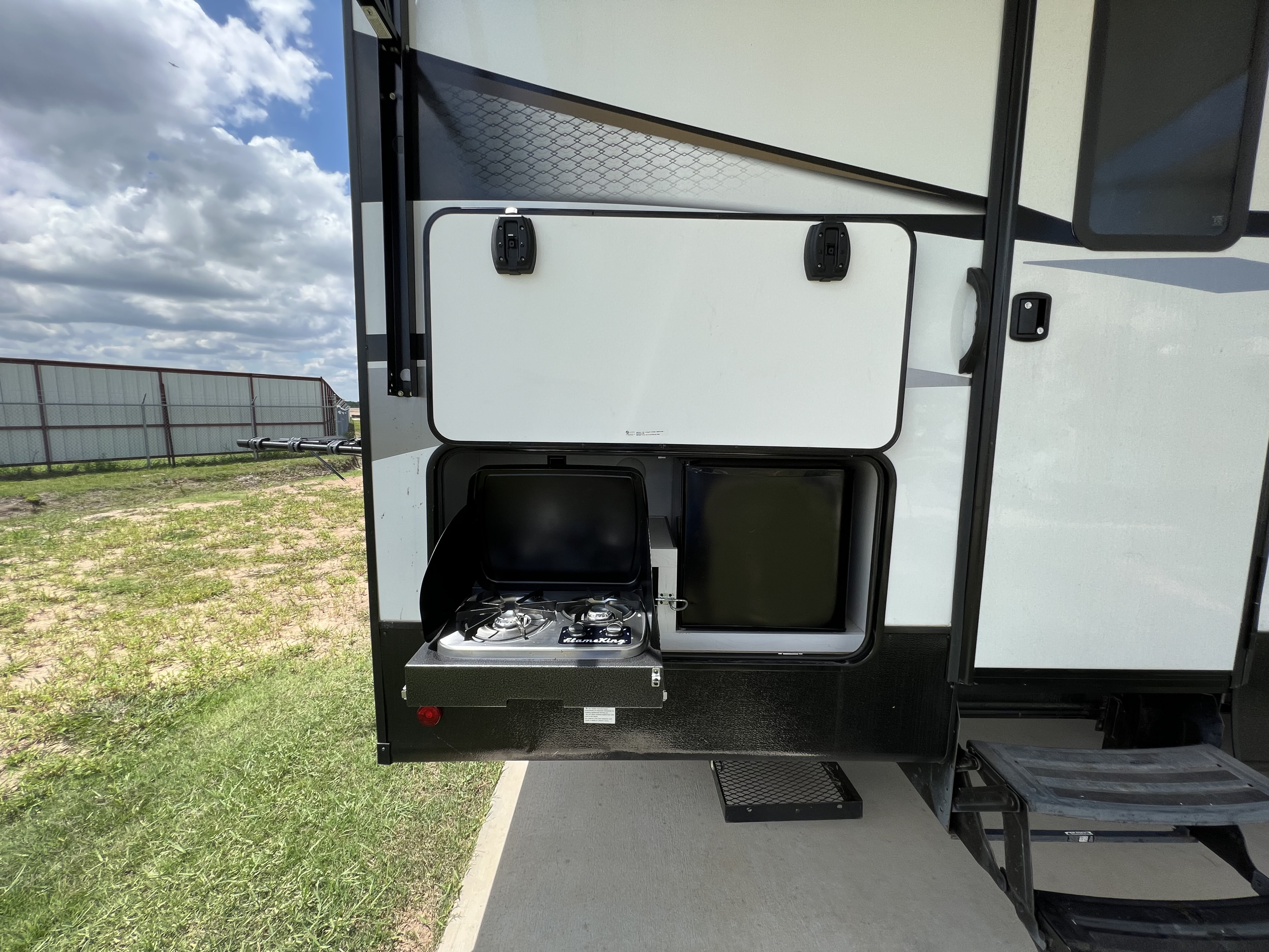 Fifth-wheel RV Rental 