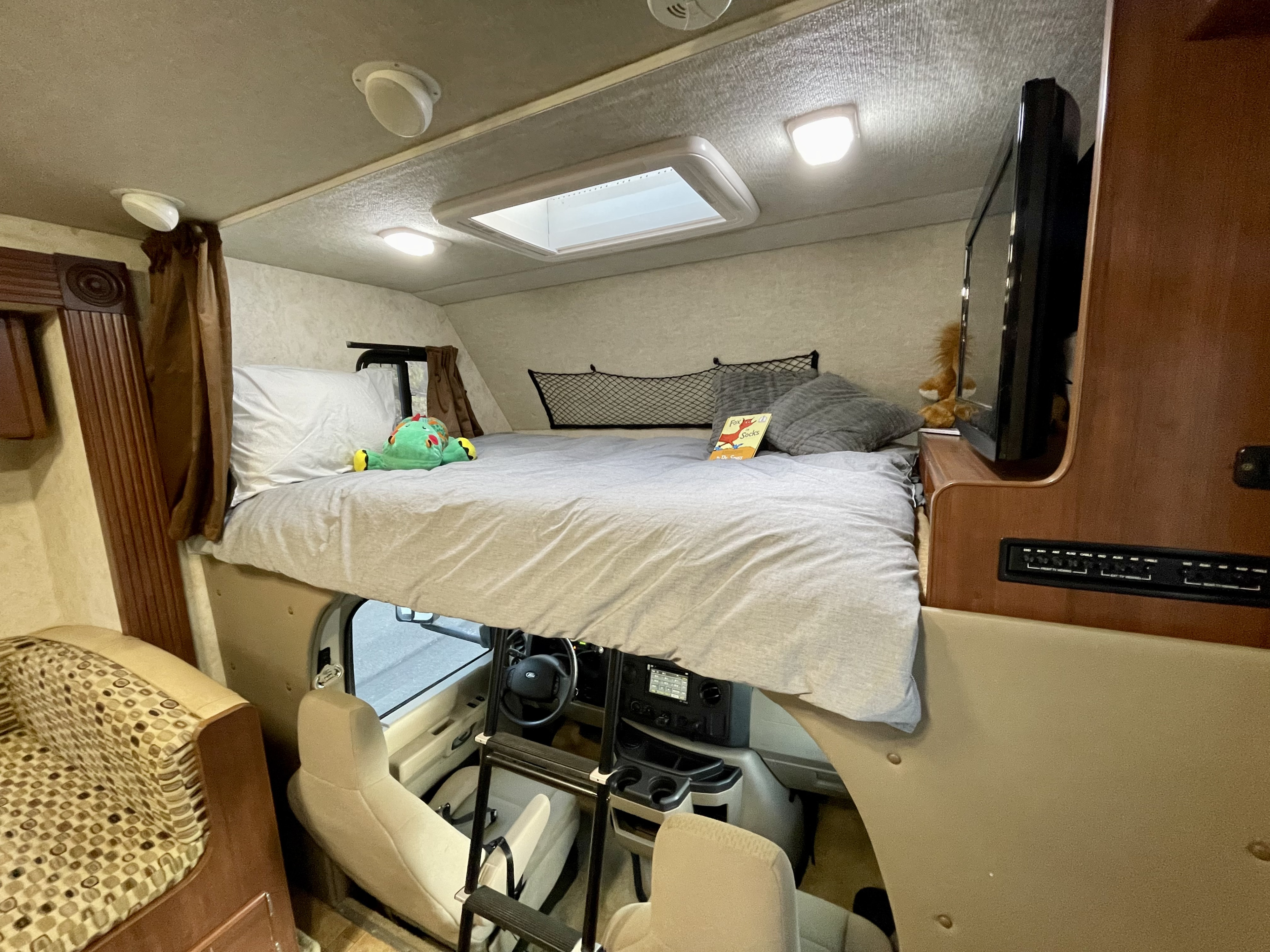 Experience comfort in this RV rental! The cab-over bunk bed offers a cozy sleeping space above the driver's area, ideal for travel.. Jamboree Sport 2011