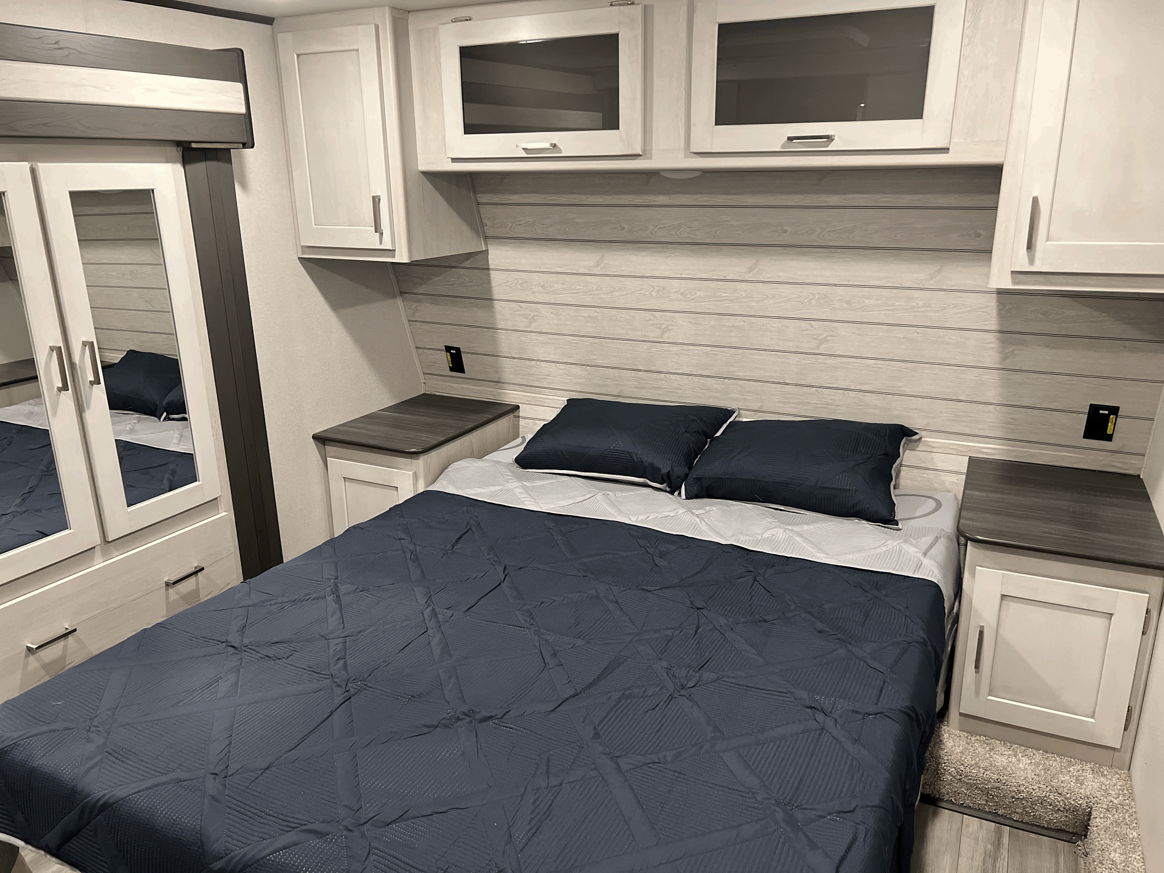 Fifth-wheel RV Rental 