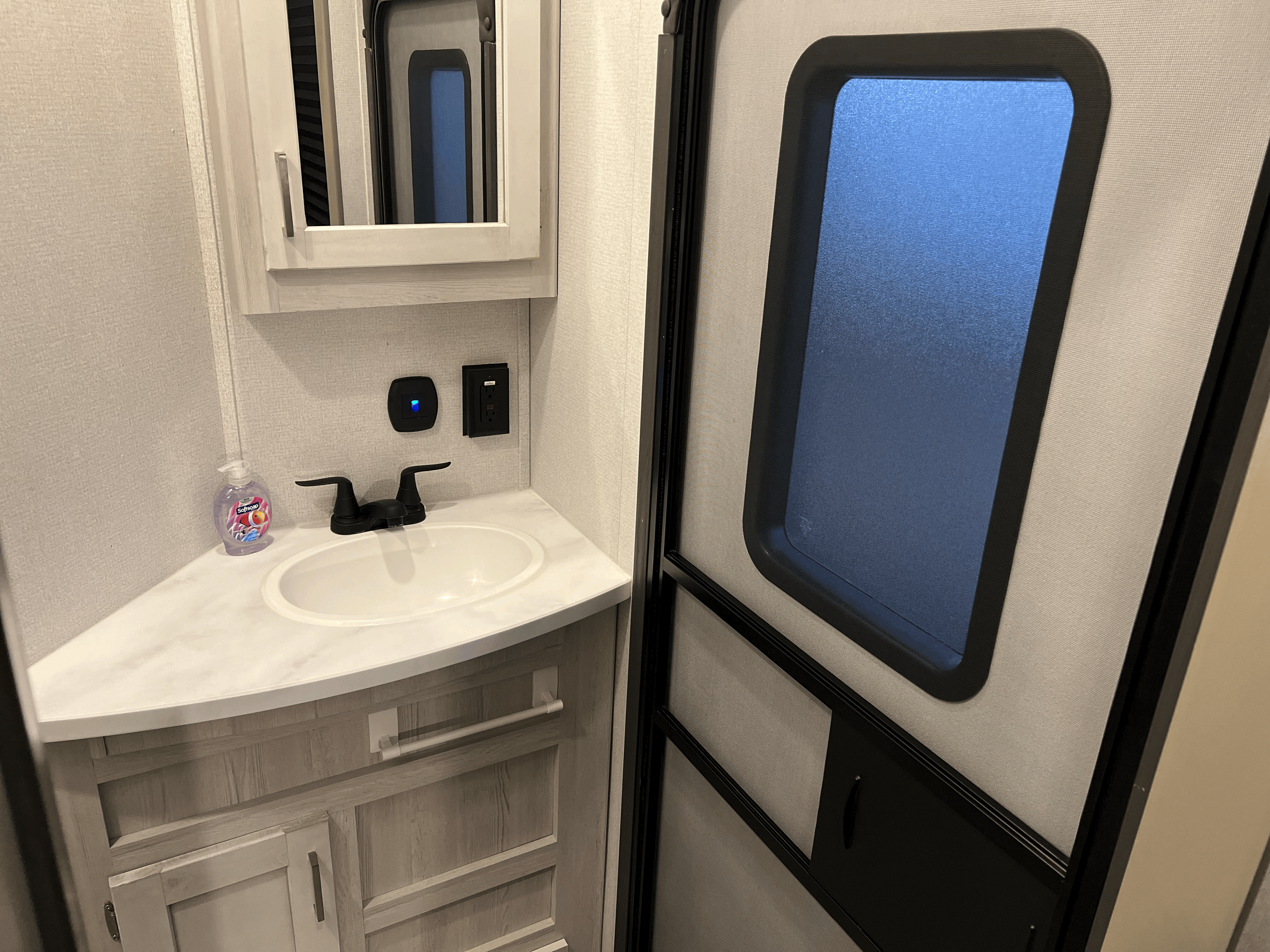 Fifth-wheel RV Rental 