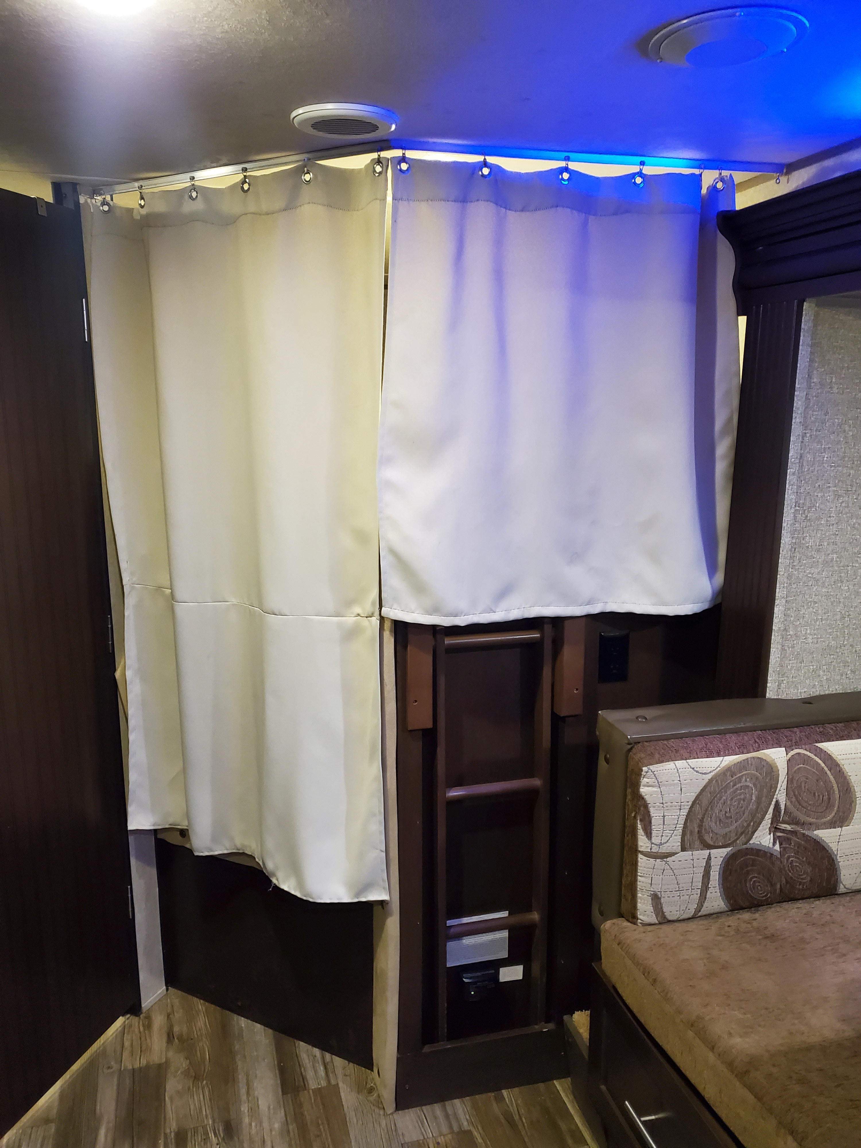 Bunk beds. Forest River Cherokee Grey Wolf 2016