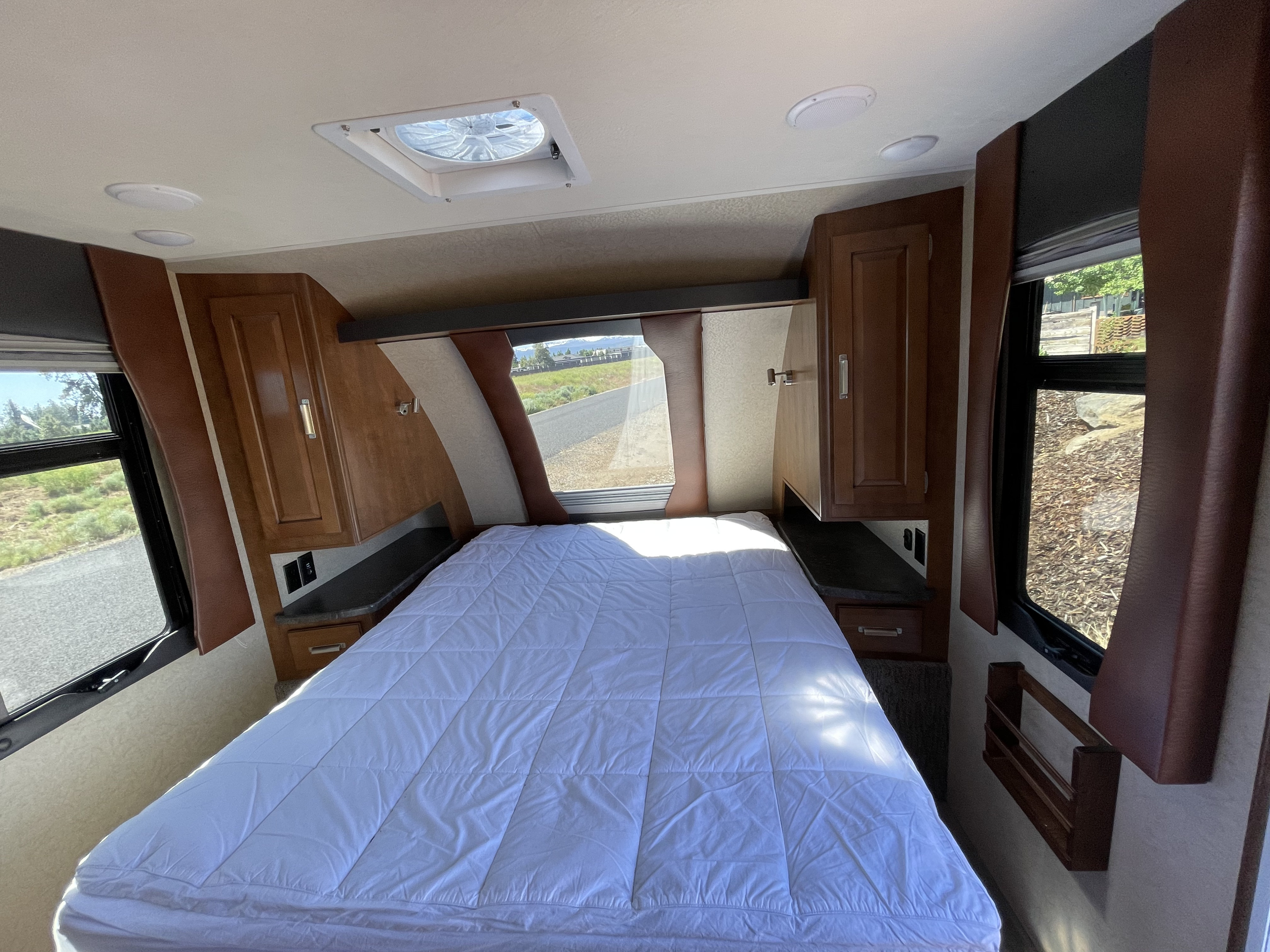Full size queen bed with TemperPedic topper  . Lance Manufacturing Lance Manufacturing Trailer 2018