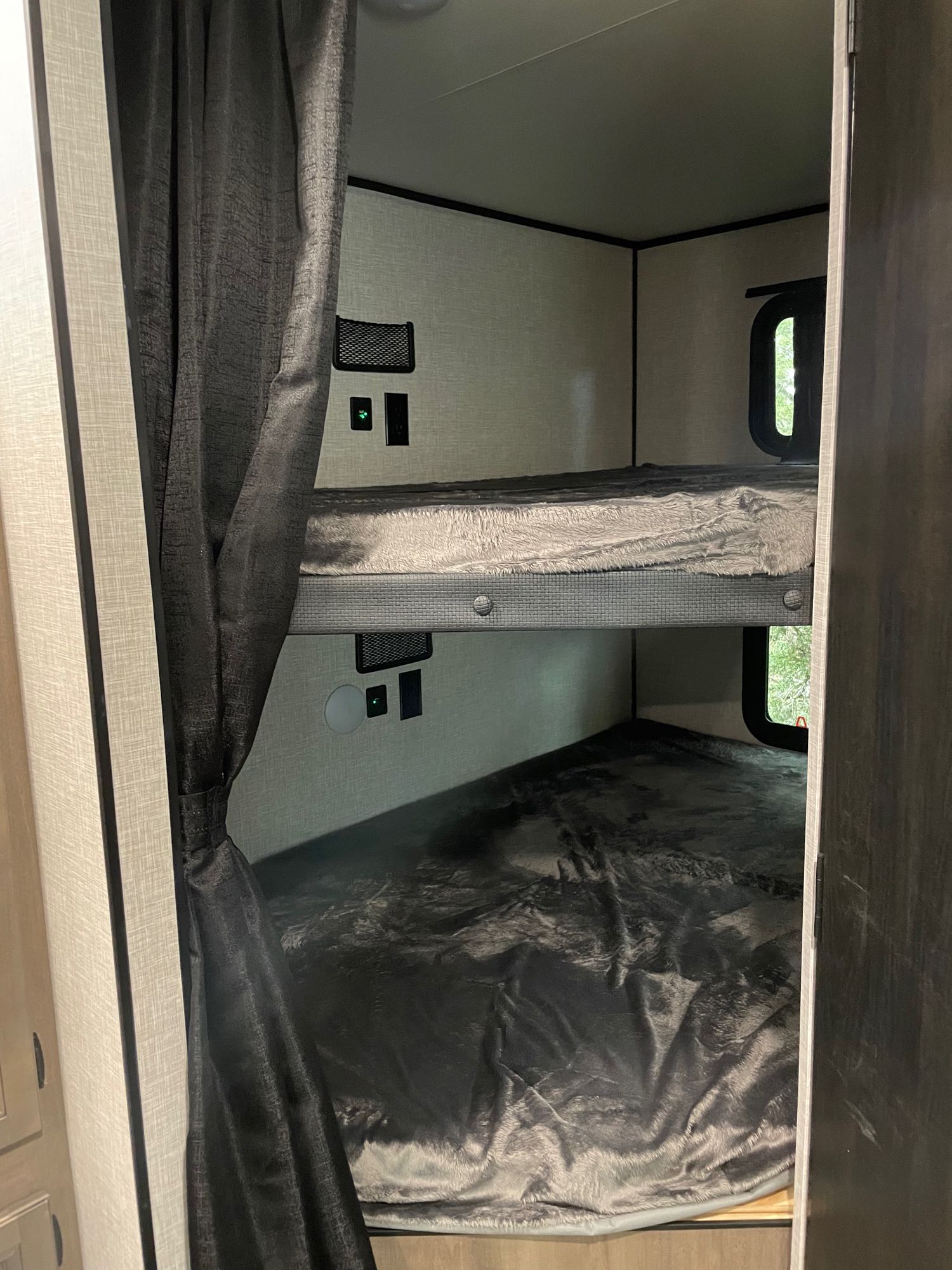 Double bunk beds with 2 charging/USB ports on each . Starcraft Autumn Ridge 2023