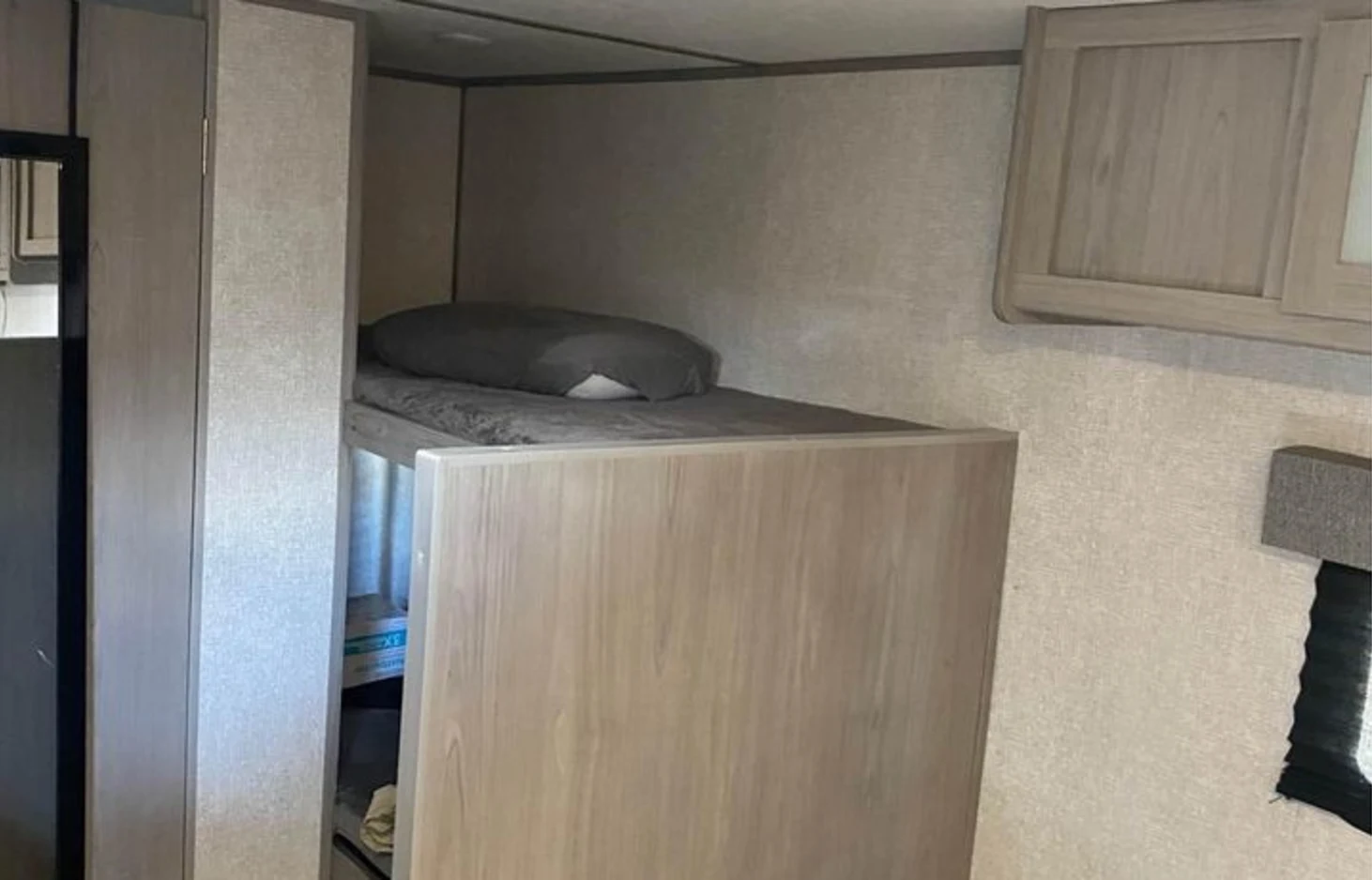 Bunk Bed. Dutchmen Coleman Lantern LT 2022