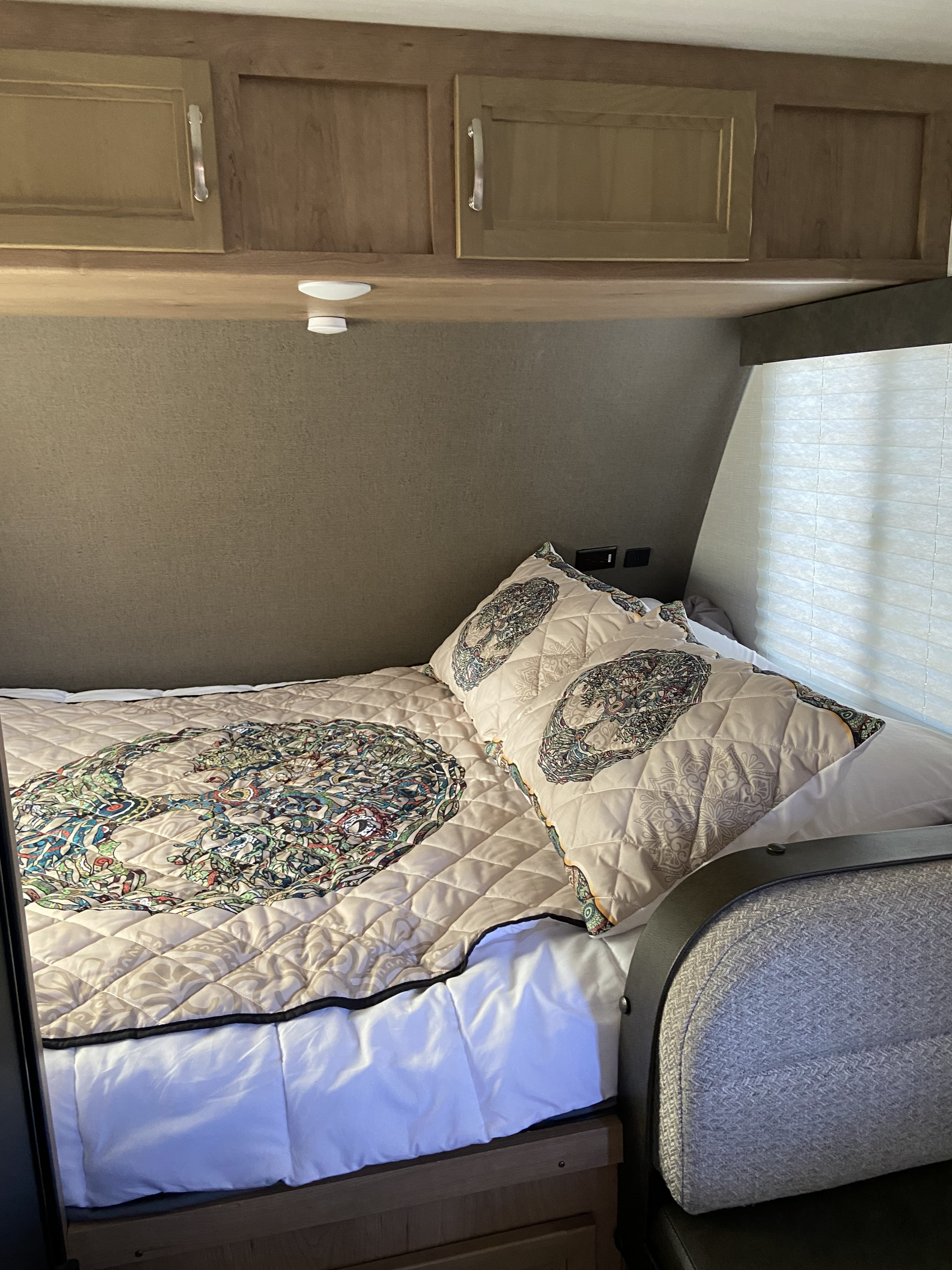 Queen size bed.. Winnebago Minnie Winnie 2020
