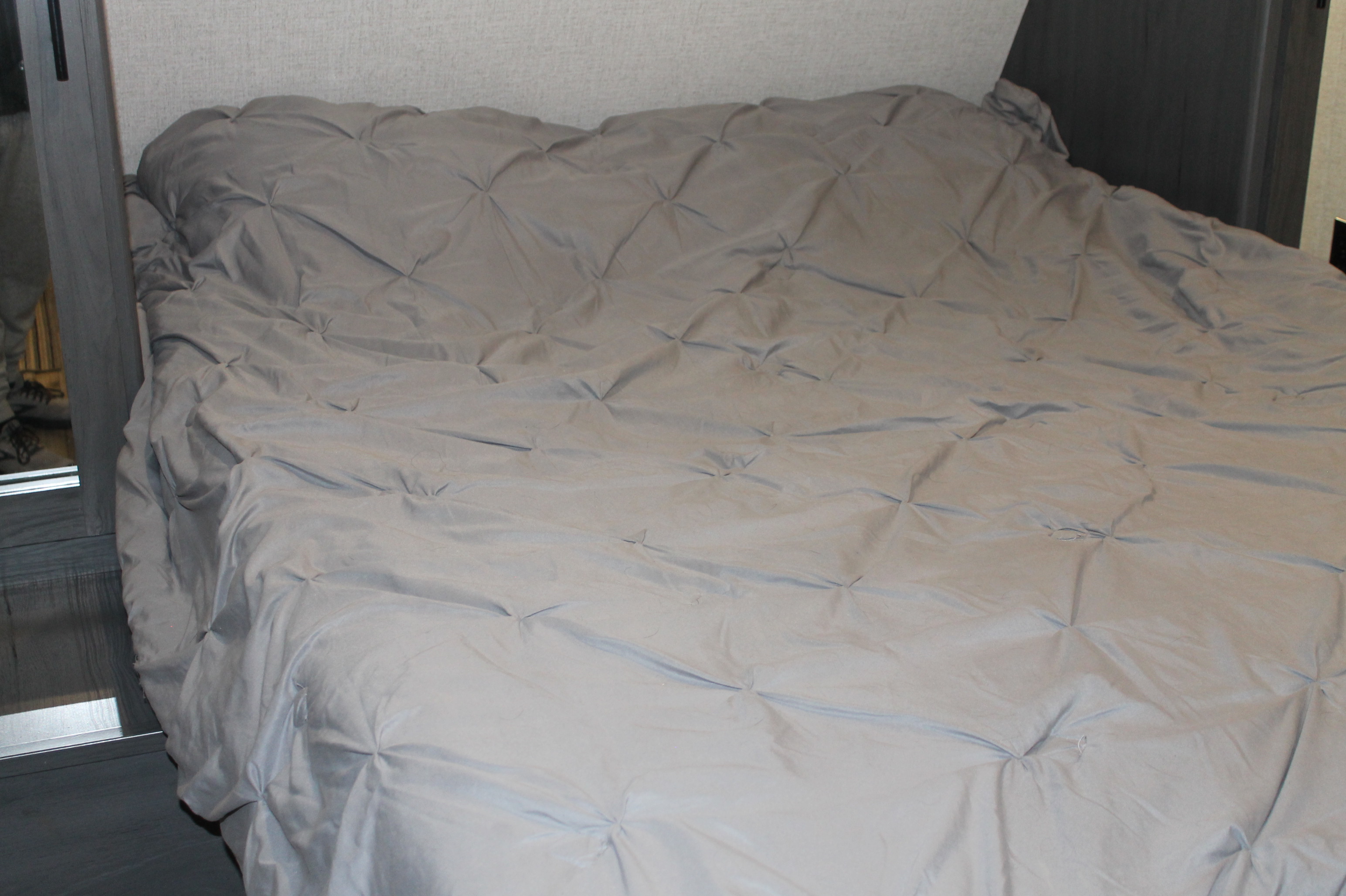 Queen bed. Aspen Trail LE 2021