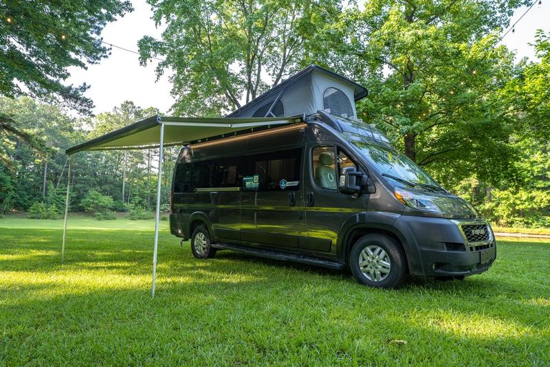 PREMIUM Thor Motor Coach Sequence 20J Pop Top Class B