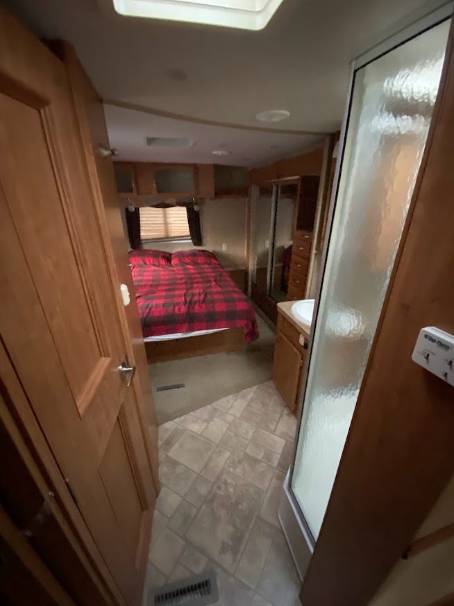 Bathroom can be divided from bedroom and/or living room. Komfort Komfort Trailer 2008