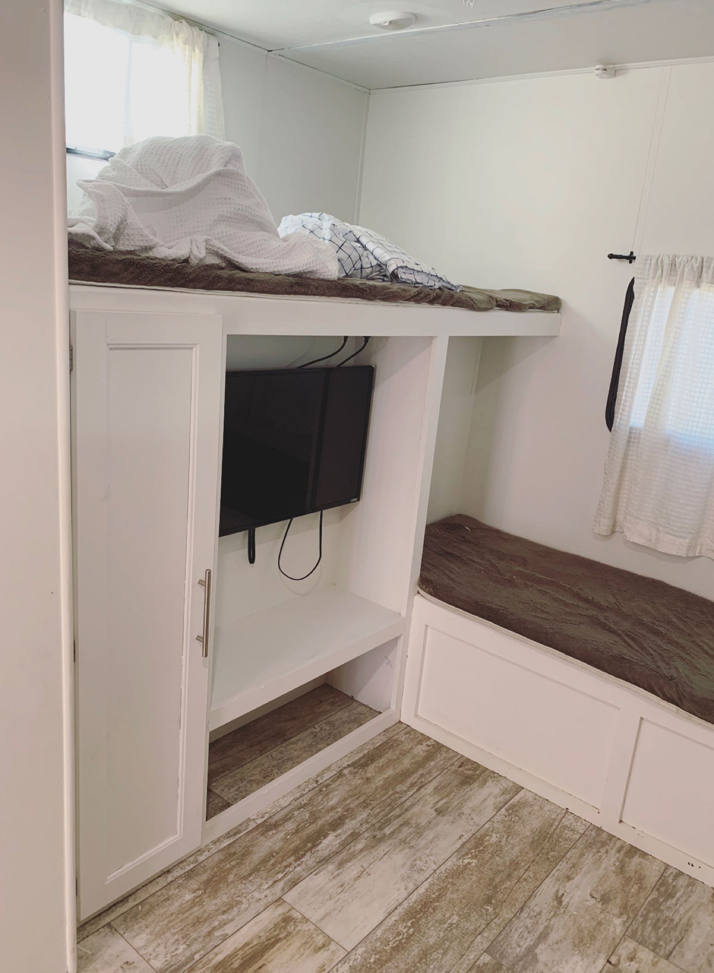 This RV rental offers a compact interior with bunk beds, built-in TV, and storage, designed for cozy, efficient travel.. Crossroads Zinger 2019