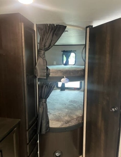 Double side upper bunk with 300 pounds max capacity and double size lower bunk with 600 pounds max capacity. . Jayco Jay Flight SLX 2022
