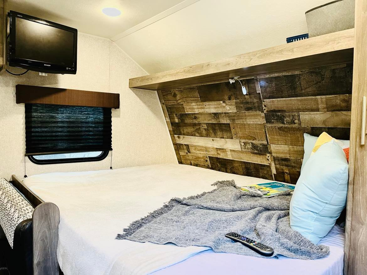 Queen-size bed with storage above and below.. Aspen Trail LE 2019