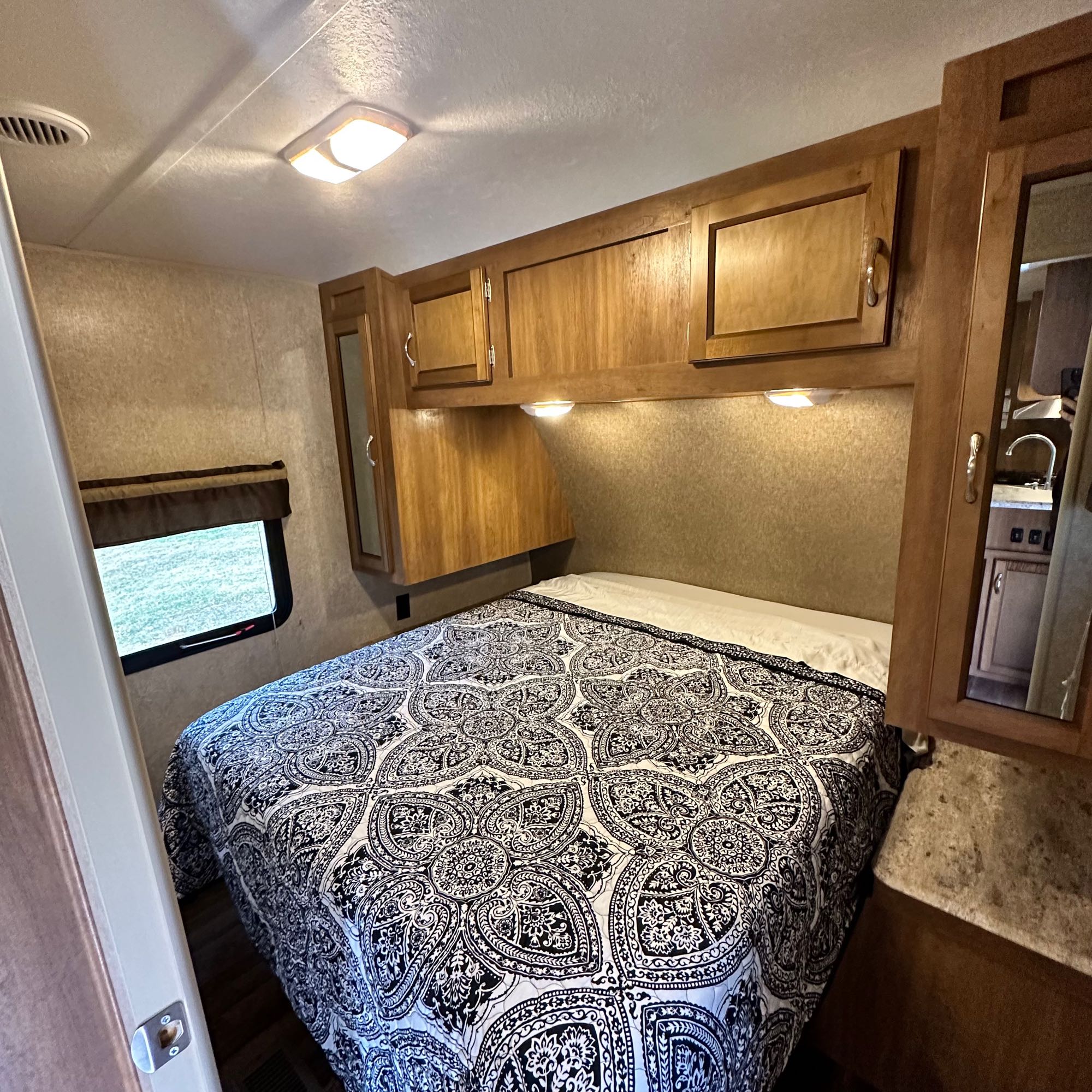 Queen sheets provided. Forest River Coachmen Catalina 2016
