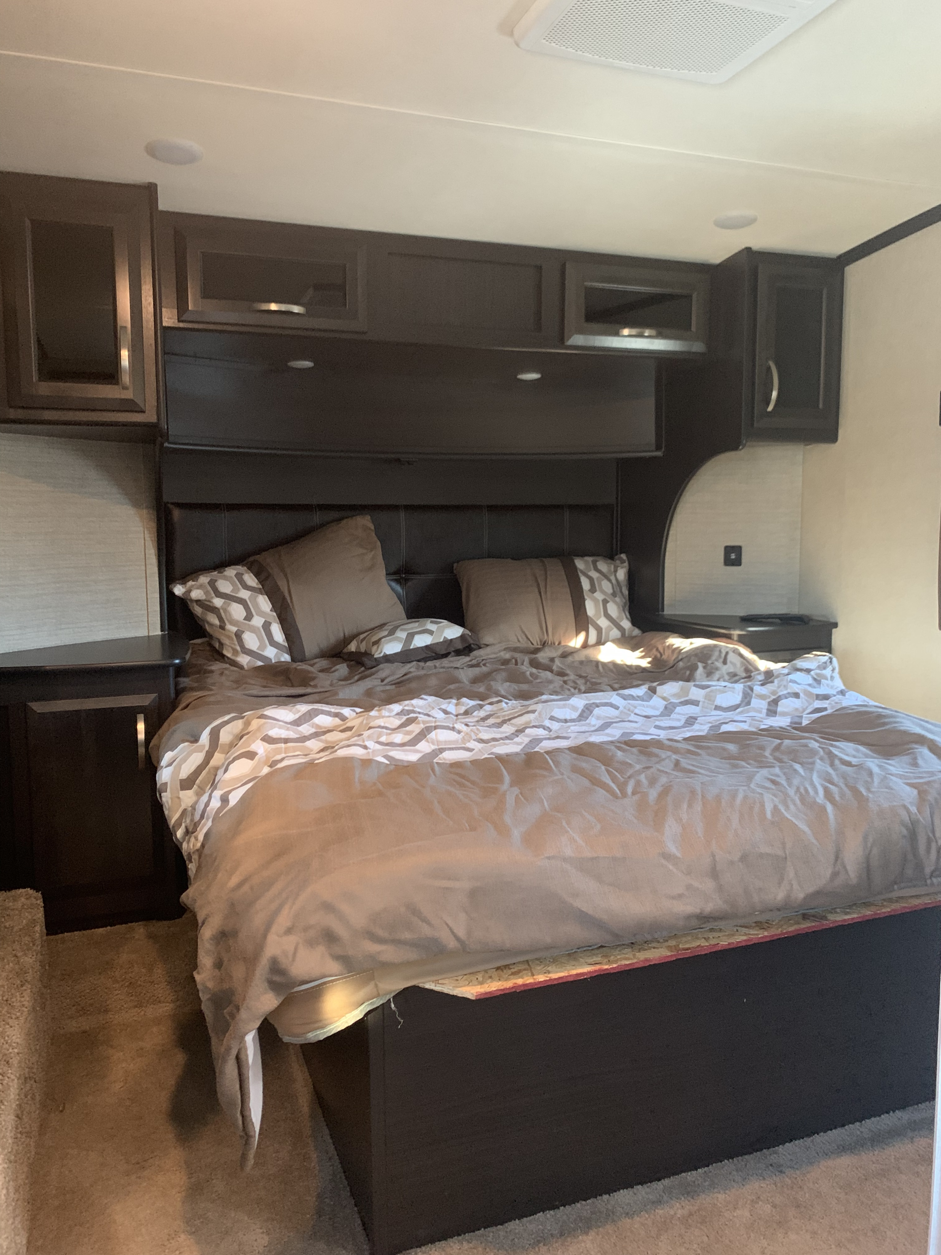 Dutchmen Voltage 3305 2017