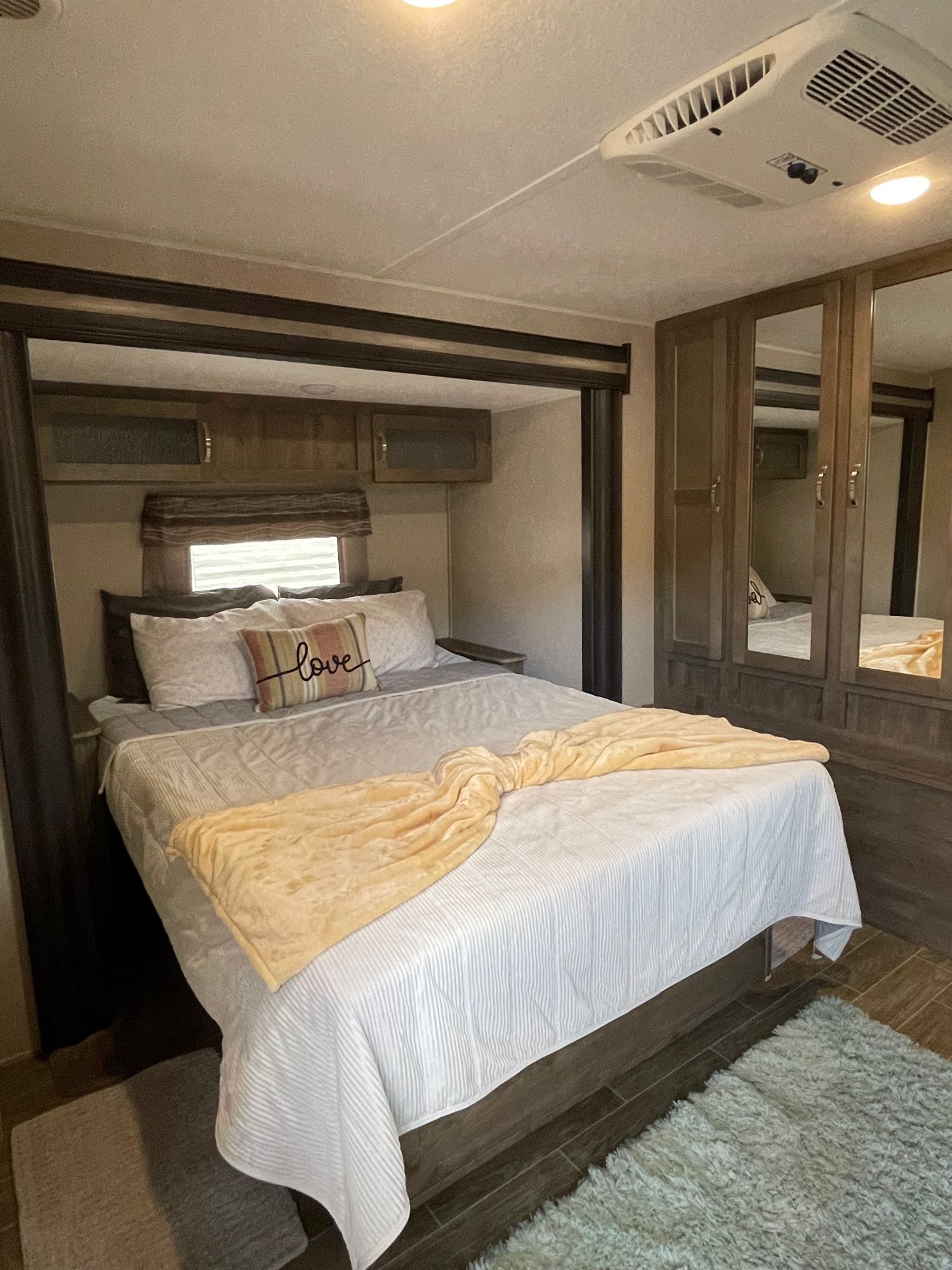 East/west queen bedroom with separate AC. Palomino Puma 32 RBFQ 2019