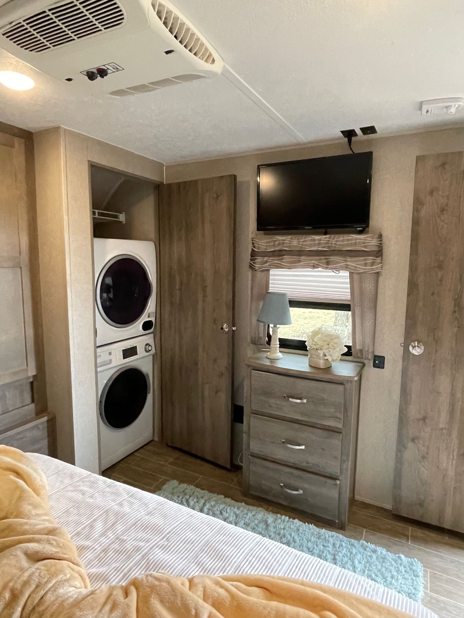 Washer and dryer in master. Palomino Puma 32 RBFQ 2019