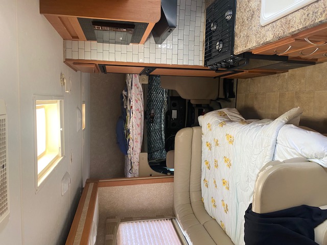 Dinette and overcab sleeping - lots of room. Four Winds Chateau 2011