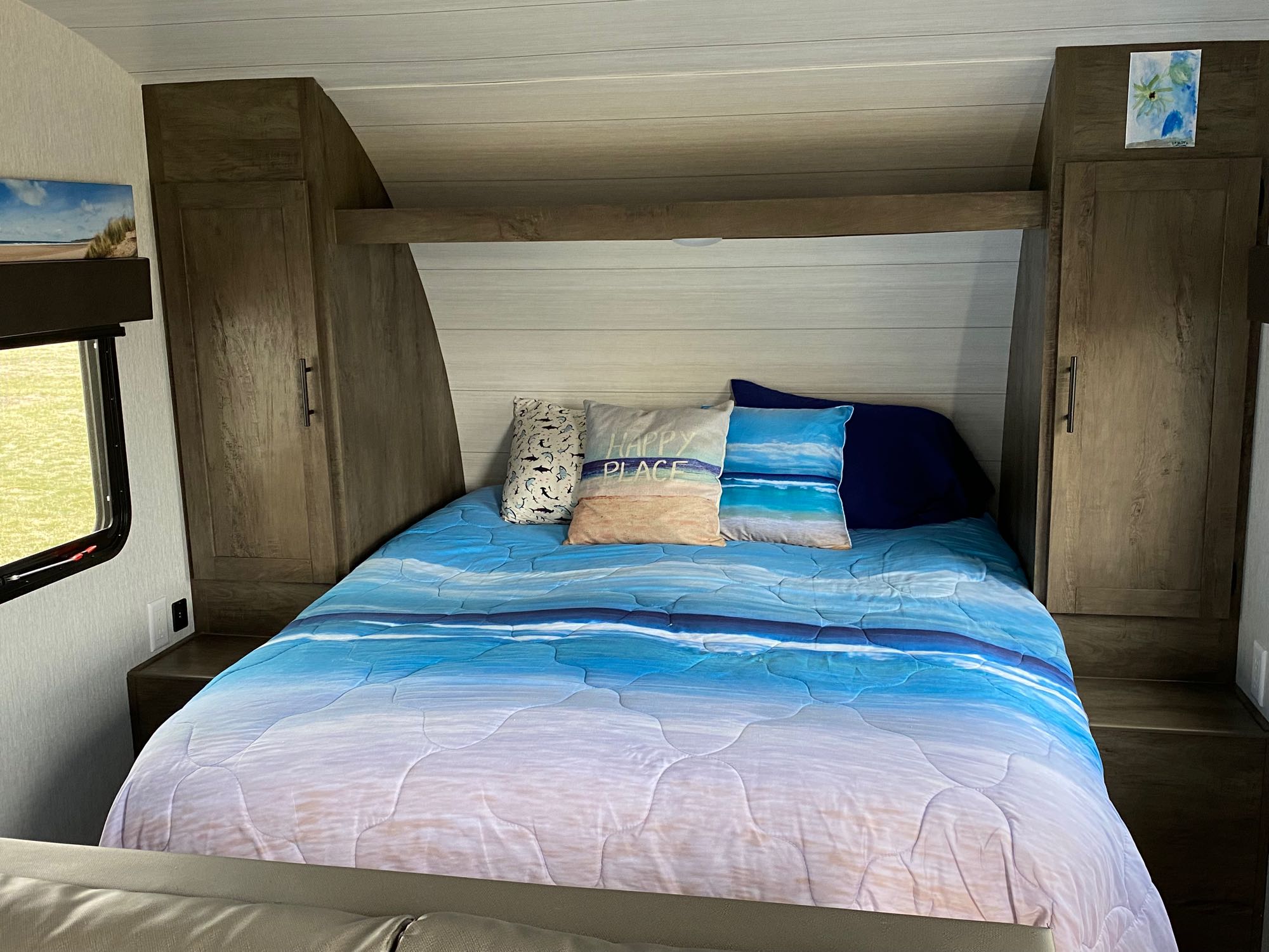 Queen bed with foam topper . Forest River Evo 2021
