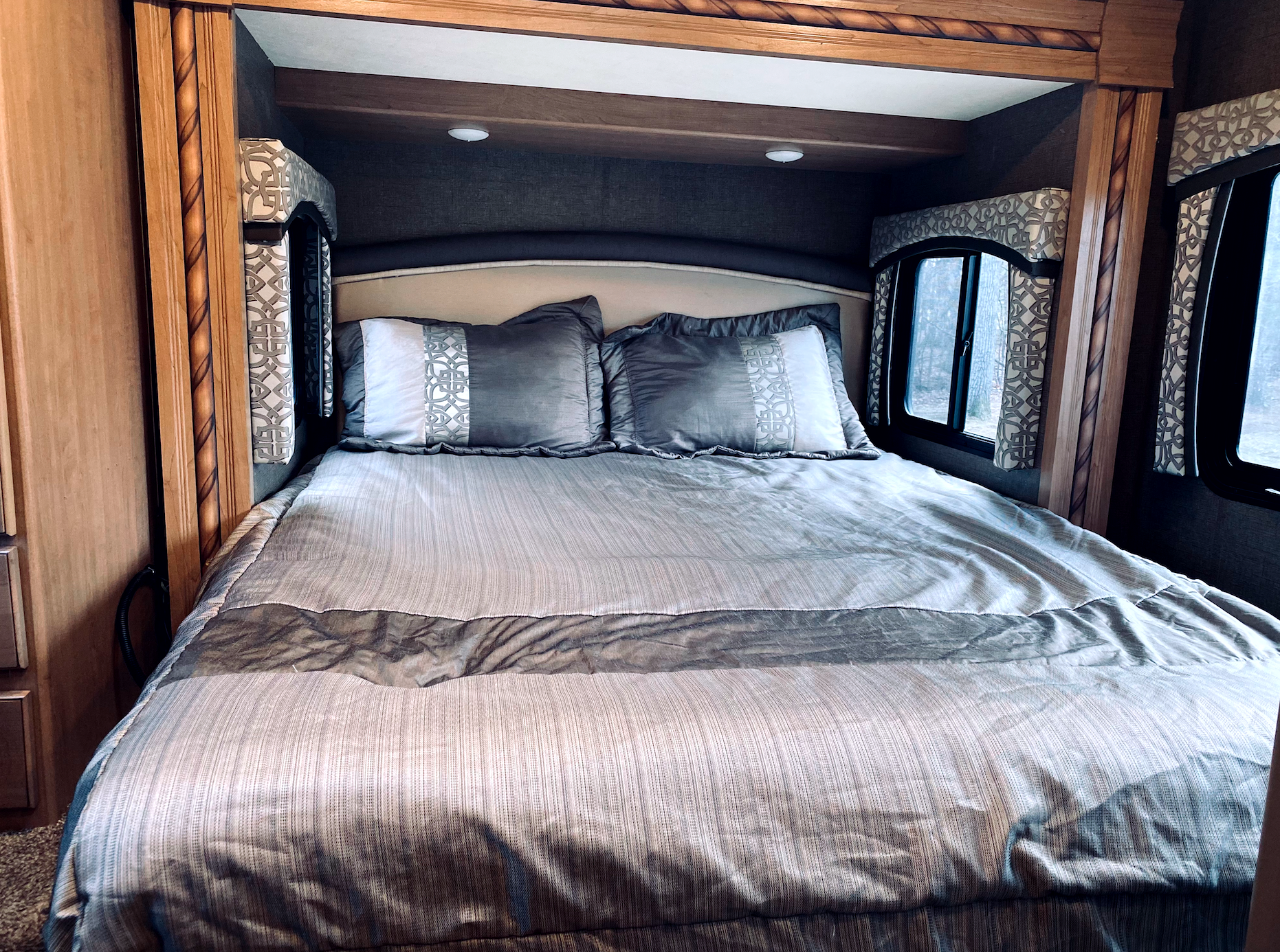 Queen size bed. Thor Chateau 2018