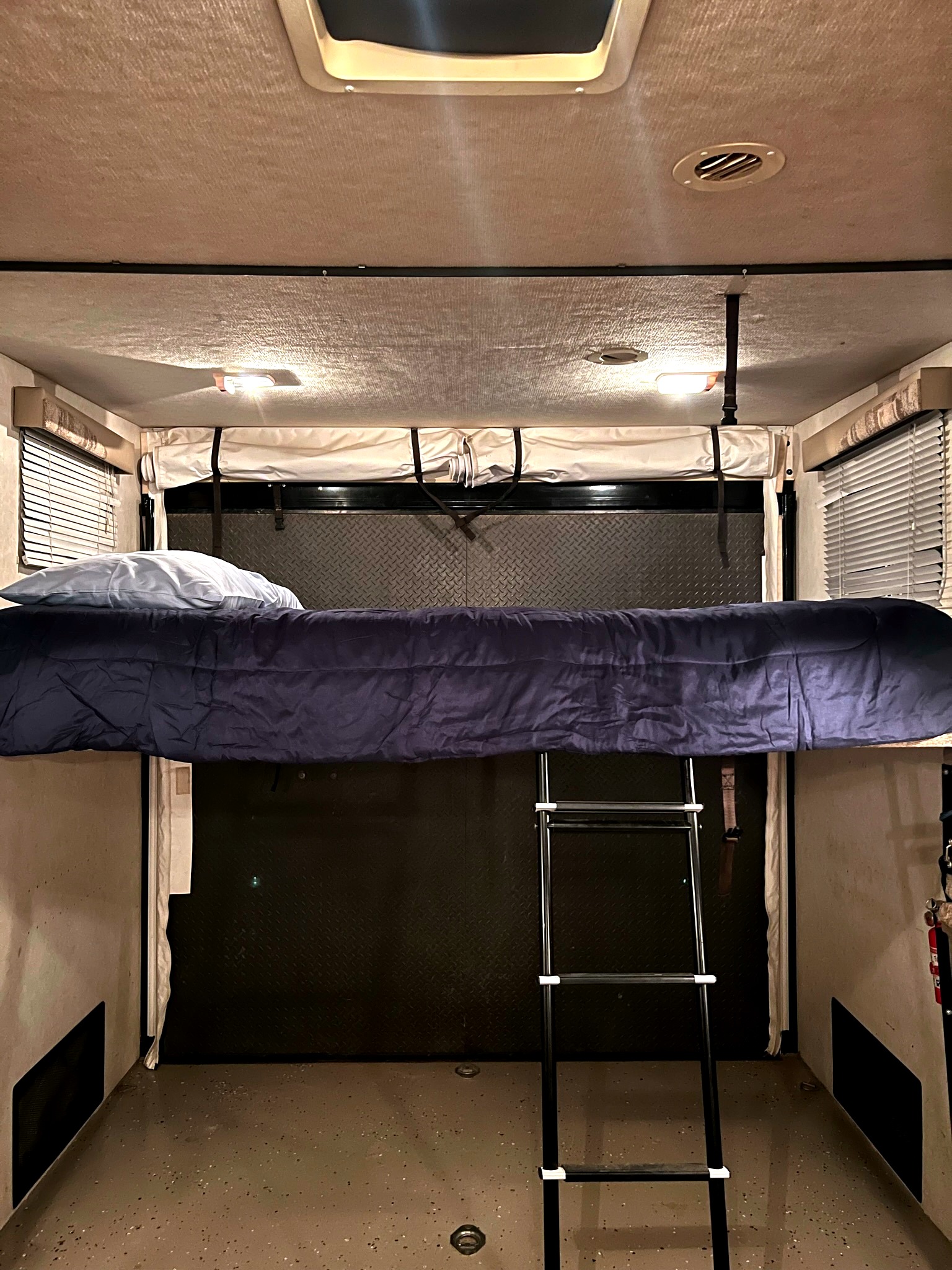 Bed/Storage Underneath. Pacific Coachworks Rage'N 2003