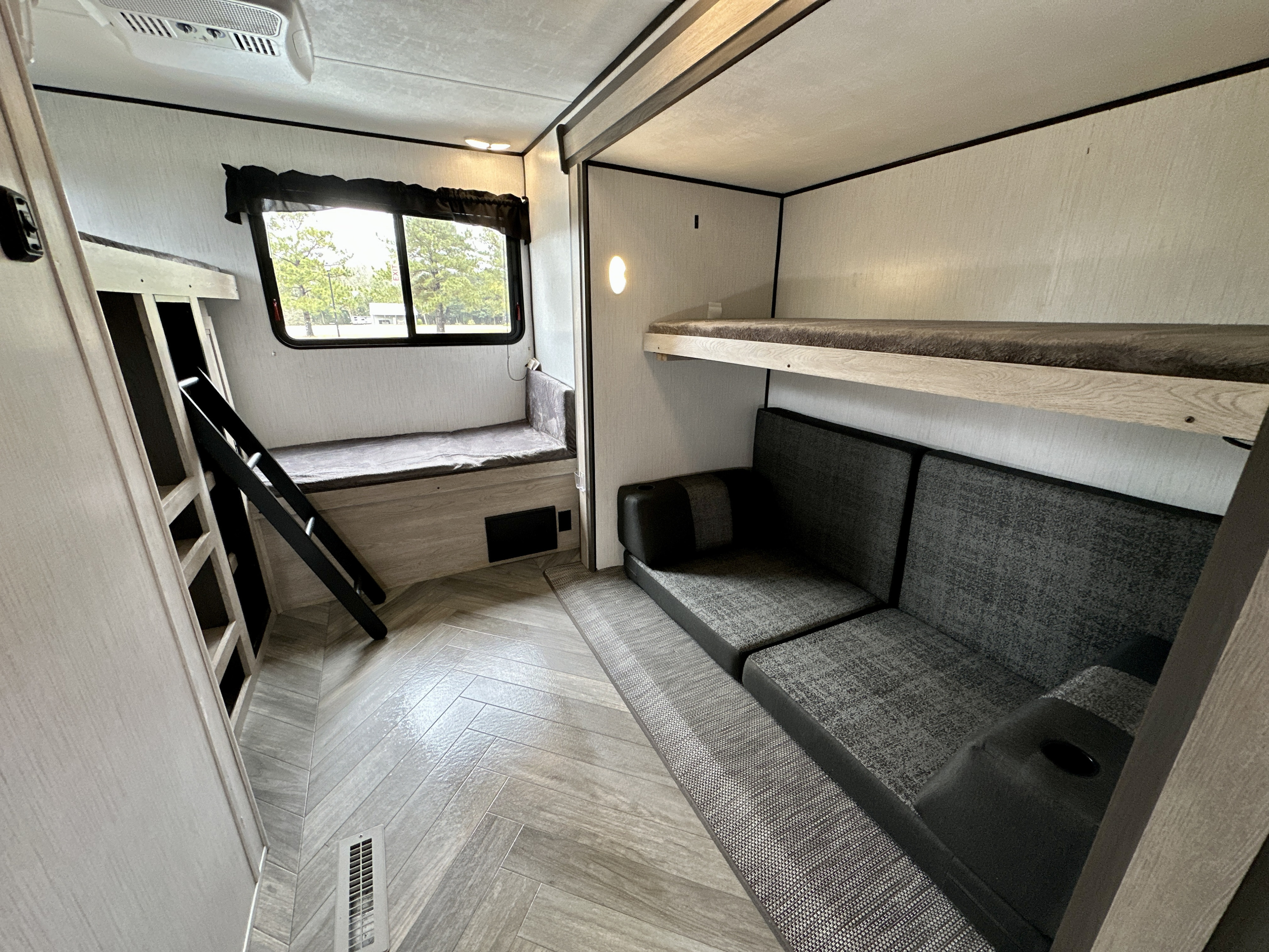 The Heartland Prowler 320BH has a bunk house with cozy bunk beds and storage space, perfect for accommodating kids or guests on your camping trip. Heartland RVs Prowler 2021