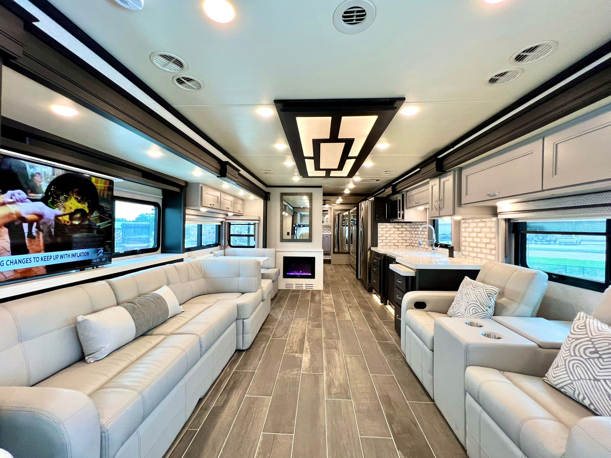 RV Queen's Venetian F42, 1.5 Bath "Suzie"