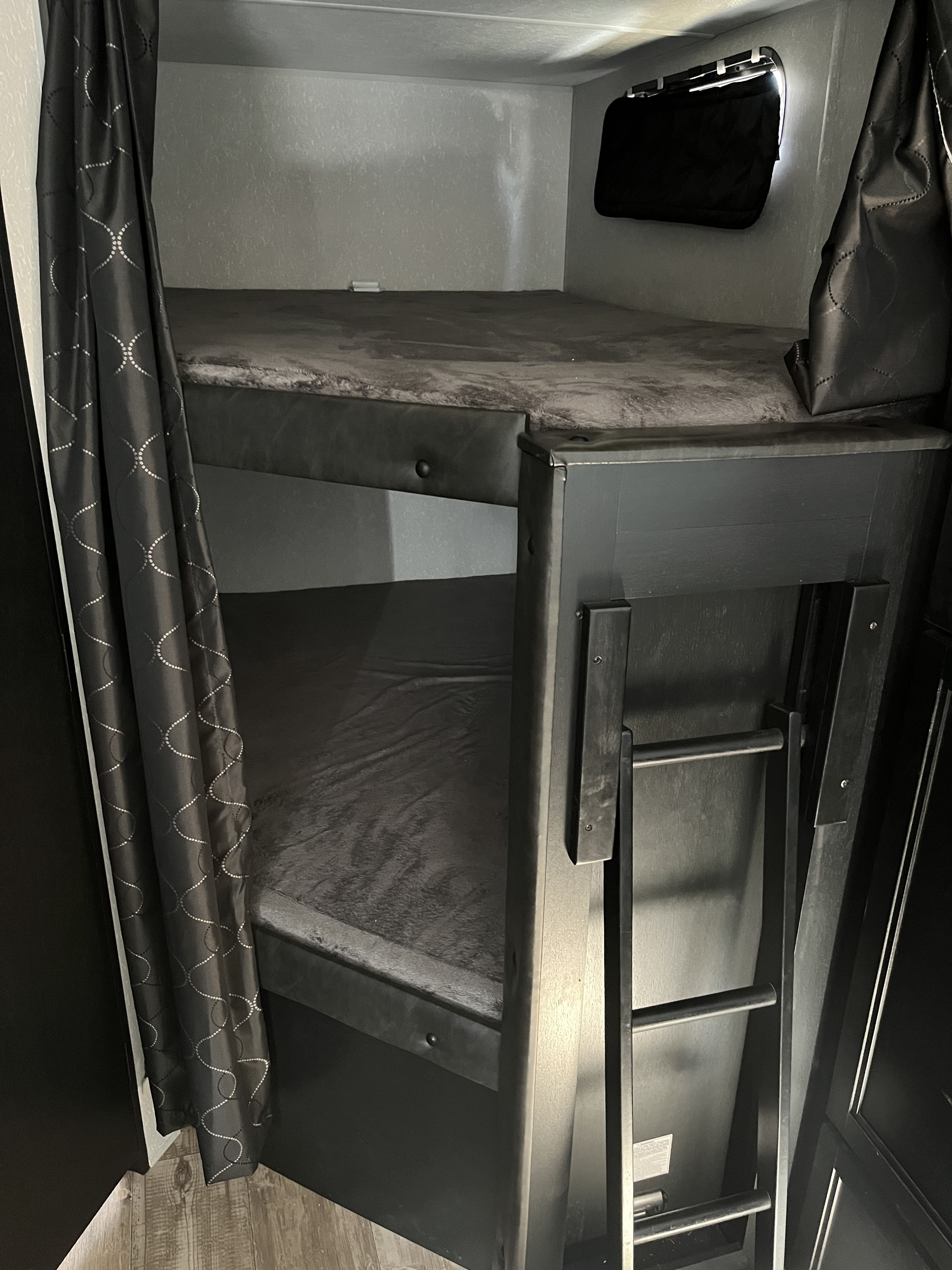 Forest River Cherokee Grey Wolf Black Label 2021