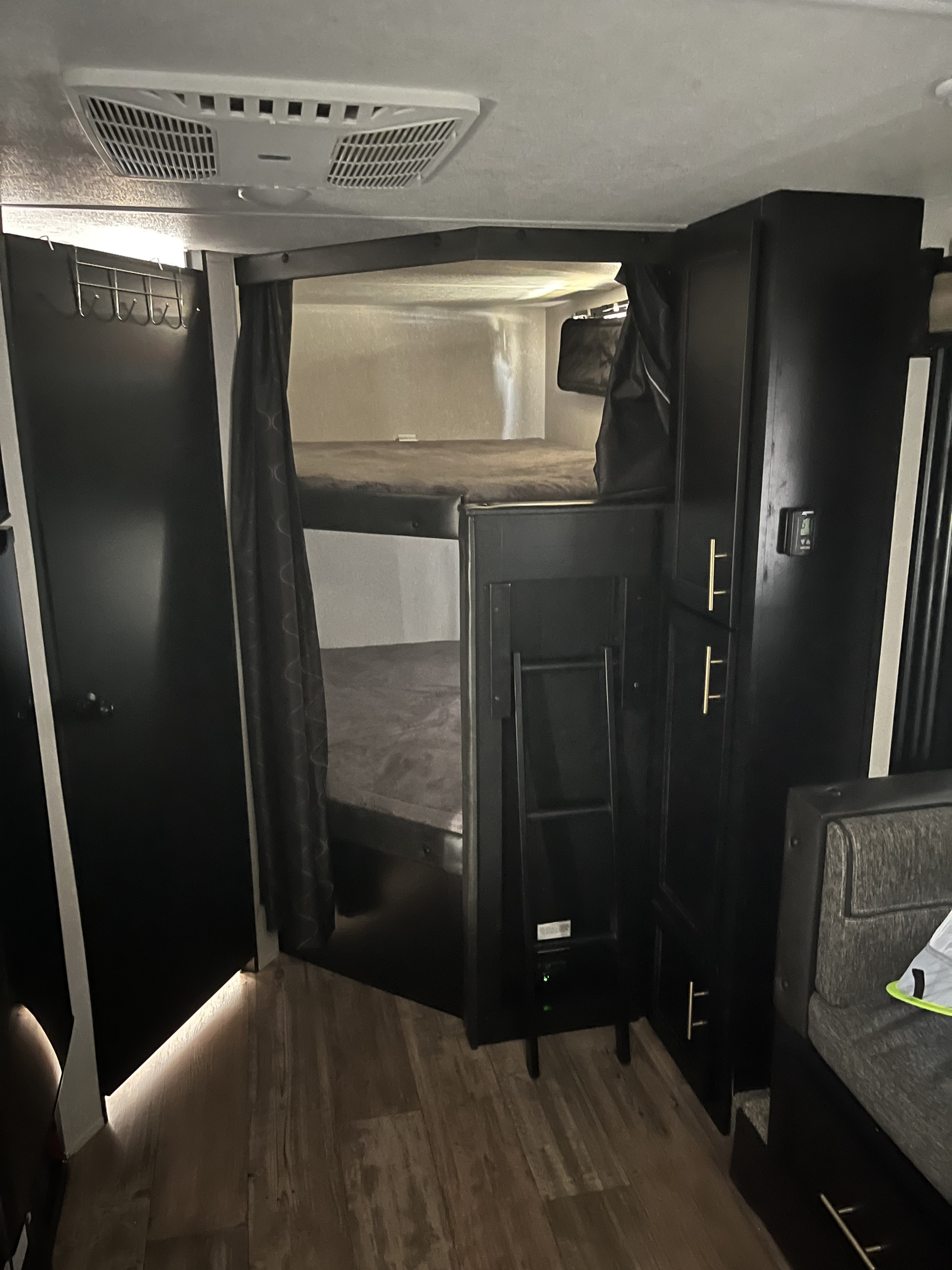 Forest River Cherokee Grey Wolf Black Label 2021