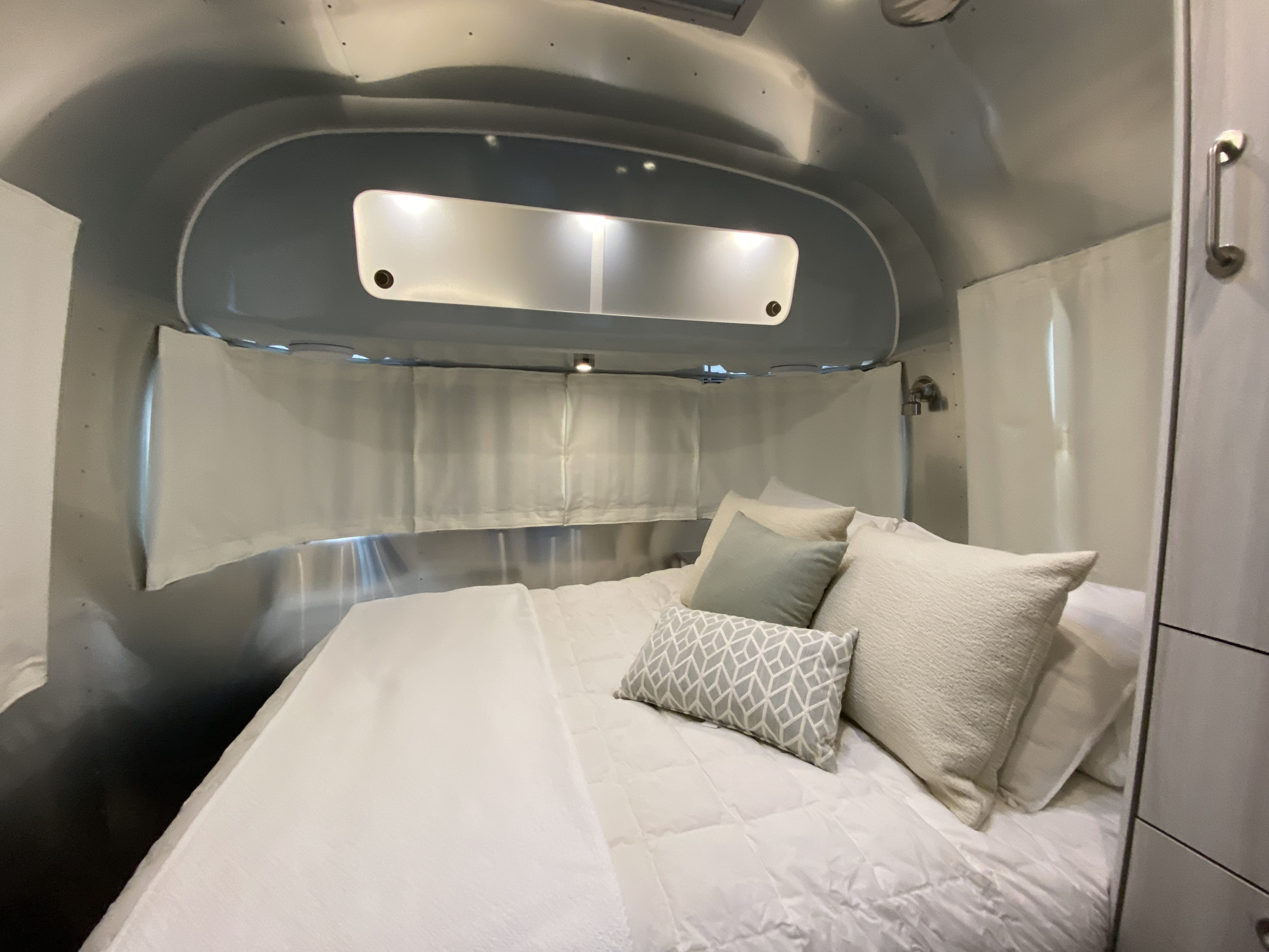 Queen Size Bed- fresh sheets, down blanket and pillows. Black out blinds make for a restful nights sleep.. Airstream International 2021